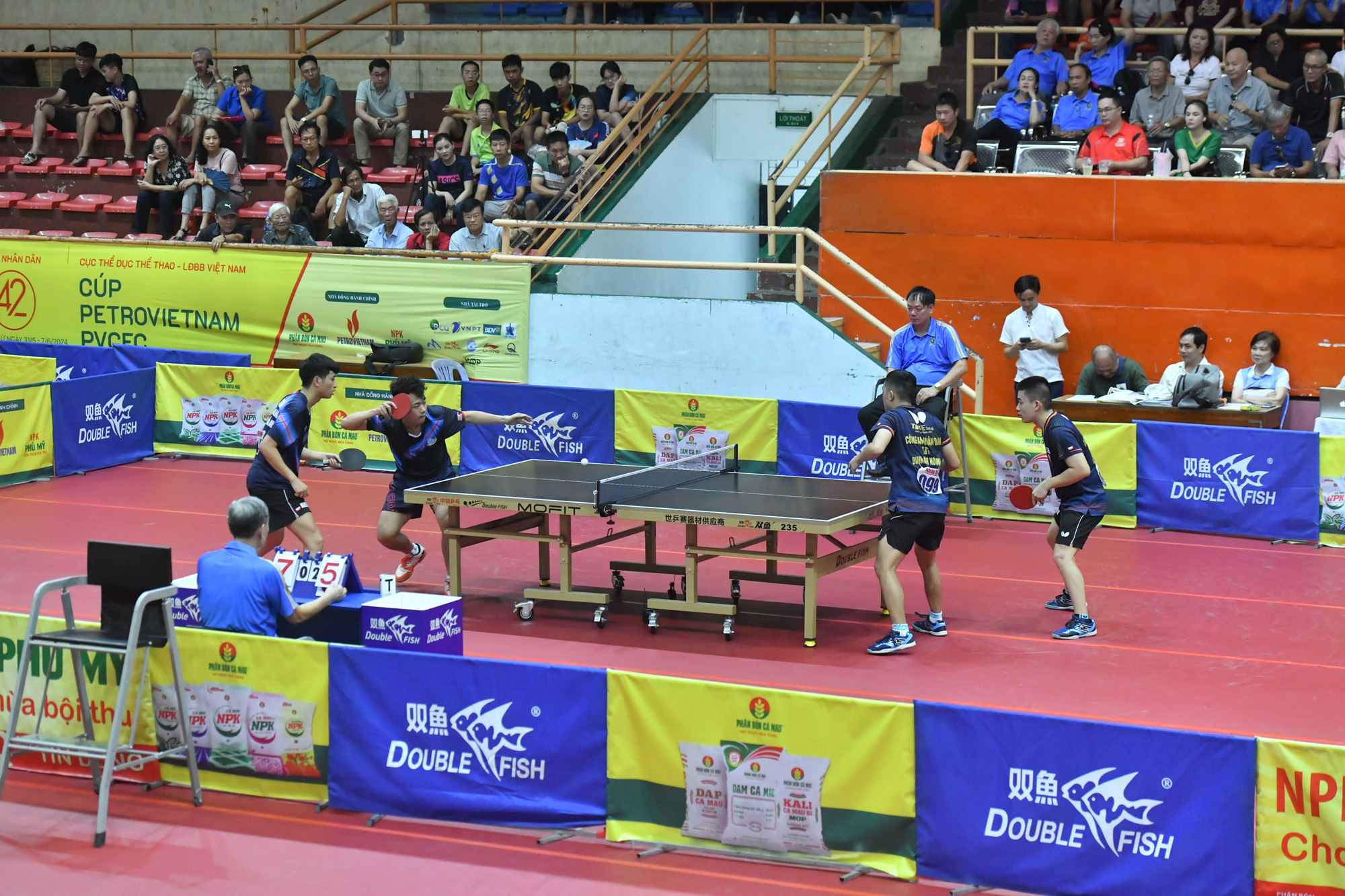 Trận đấu thu hút đông đảo sự theo dõi của người xem tại nhà thi đấu thể thao tỉnh Khánh Hòa.