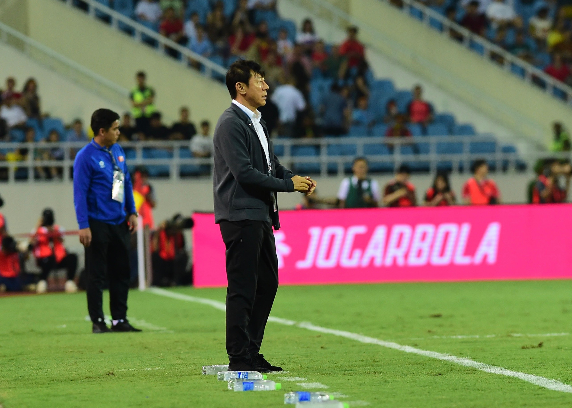 Huấn luyện viên Shin Tae-young luôn túc trực ngoài đường biên để thúc giục các học trò.