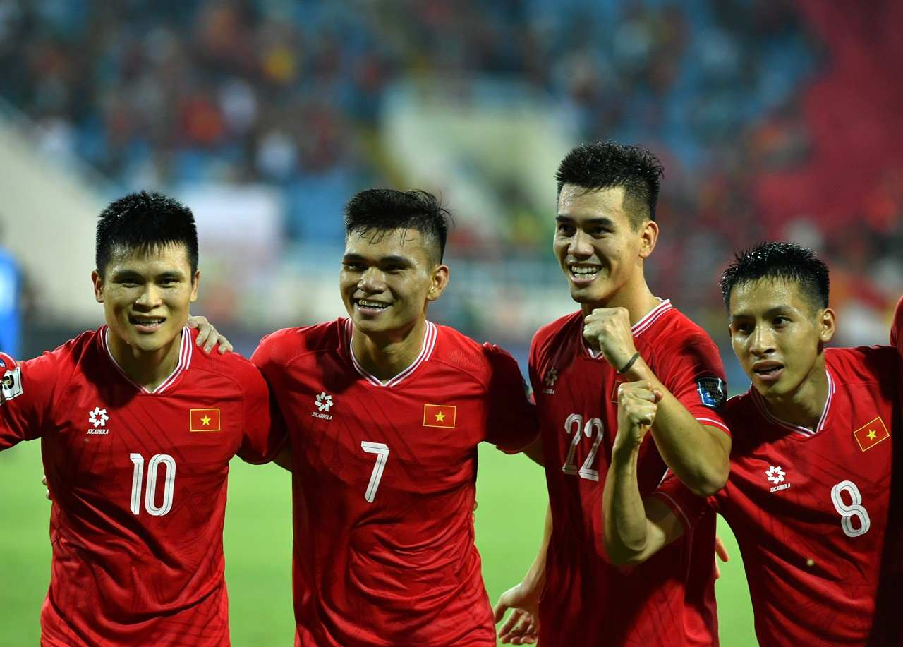 Tiến Linh ăn mừng cùng các đồng đội sau khhi tạo ra khoảng cách tỷ số.