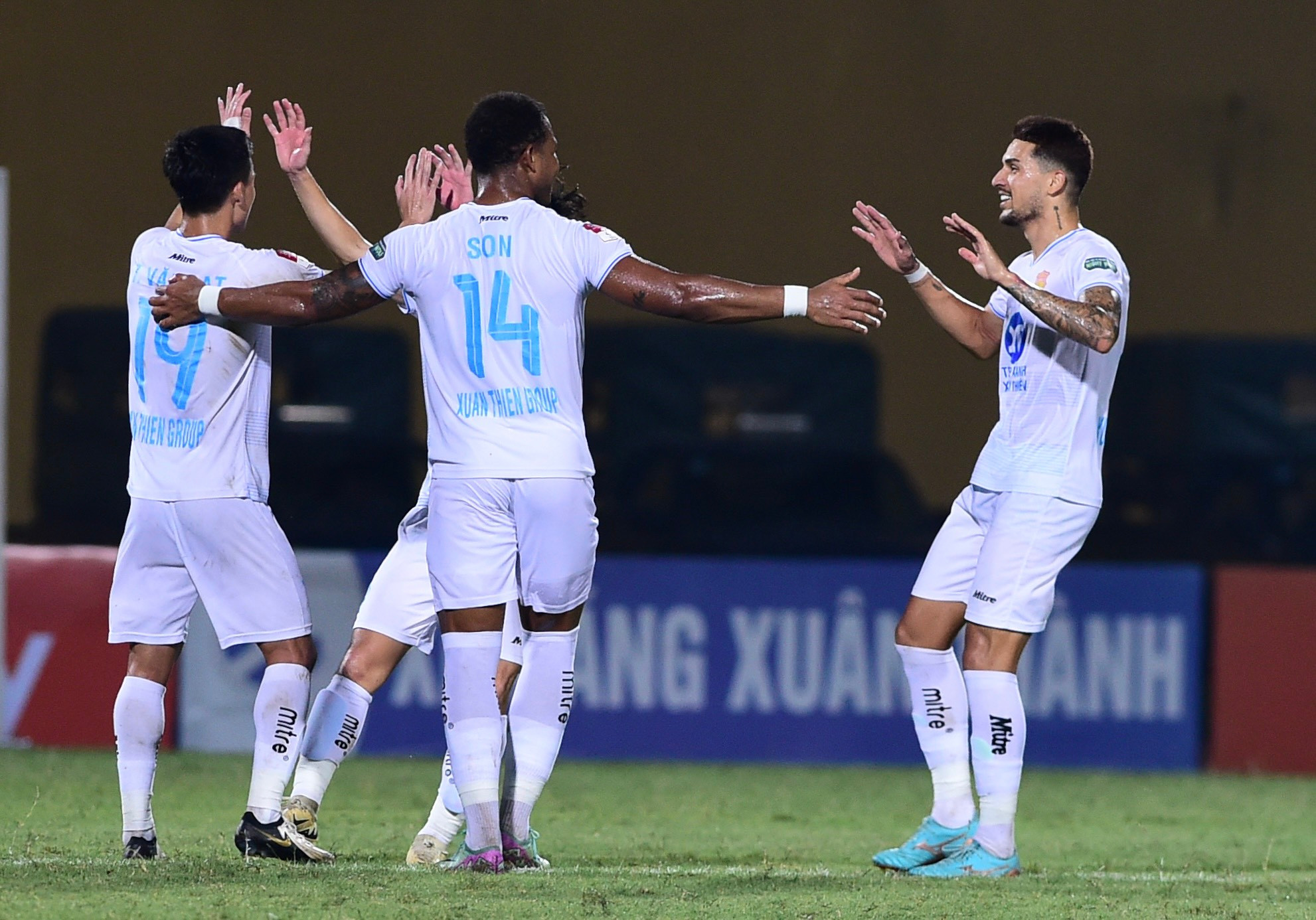 Thép Xanh Nam Định cũng sớm có được bàn gỡ. Phút 24, từ đường chuyền của đồng đội xuống phía sau hàng thủ đối phương, Văn Toàn băng lên, sút chéo góc dù không quá căng nhưng thủ môn Nguyễn Filip để bóng vuột khỏi tay rồi lăn qua vạch vôi.