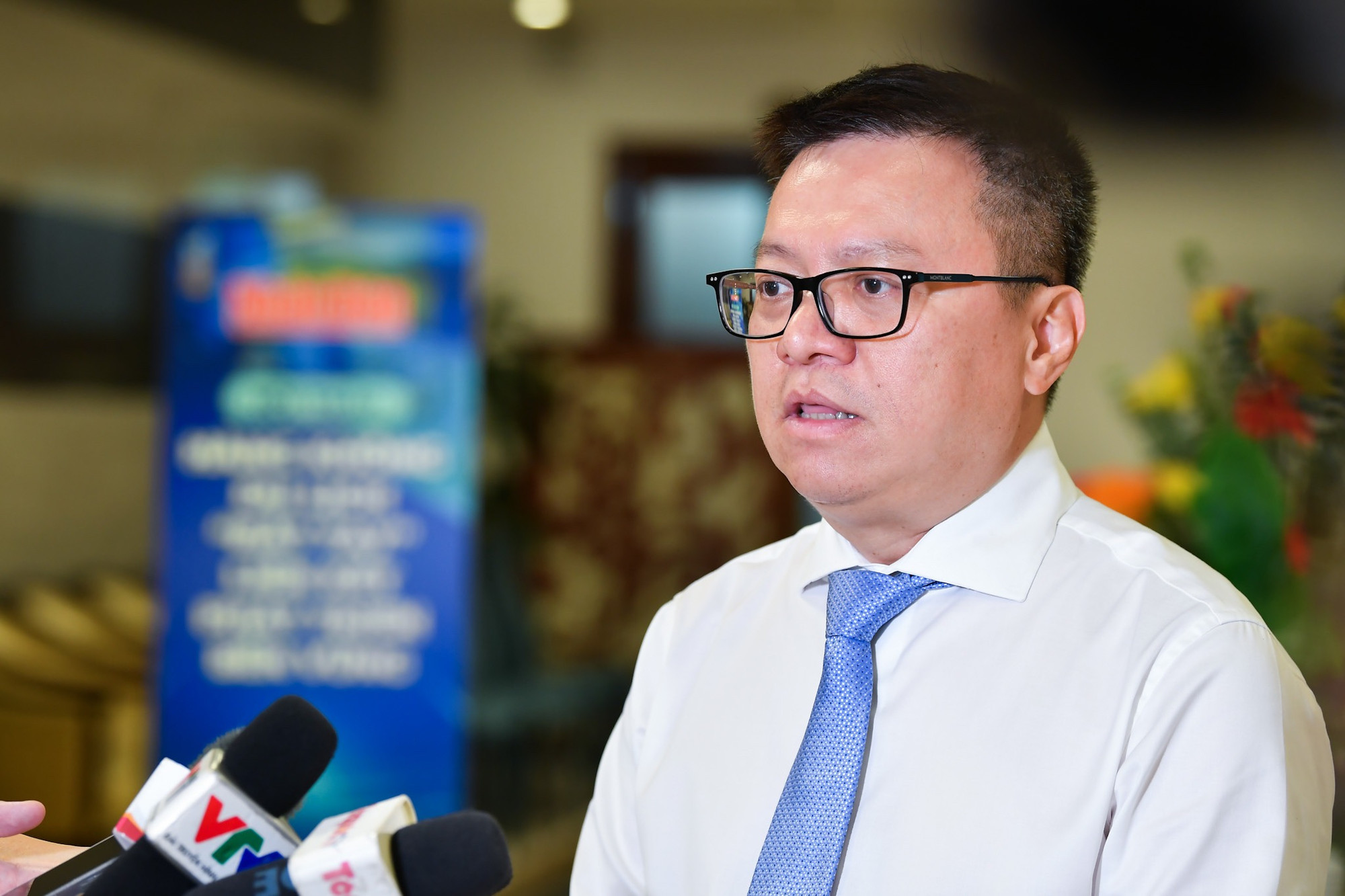 Tổng Biên tập Báo Nhân Dân Lê Quốc Minh trả lời phỏng vấn bên lề hội thảo. Ông chia sẻ, giá vé máy bay thời gian qua chỉ là một phần câu chuyện và còn nhiều vấn đề khác liên quan đến thúc đẩy ngành du lịch. Tuy nhiên sự liên kết giữa hai ngành hàng không và du lịch như “hai chiếc cánh của máy bay”, nếu không có sự phối hợp rõ ràng, bền vững, lâu dài thì rất khó để thúc đẩy ngành du lịch cũng như ngành hàng không.