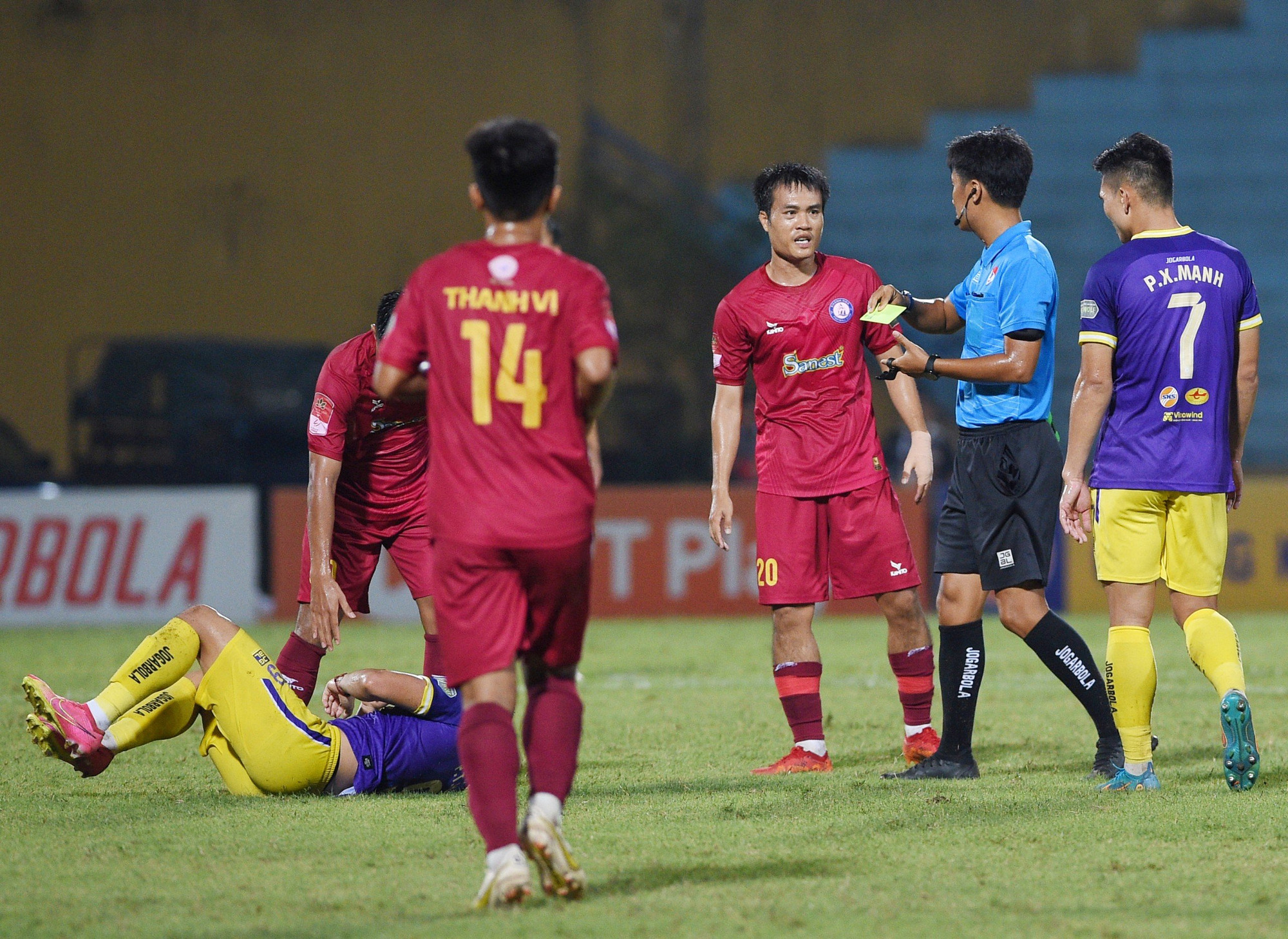 Trận đấu diễn ra căng thẳng với nhiều thẻ vàng được trọng tài rút ra.