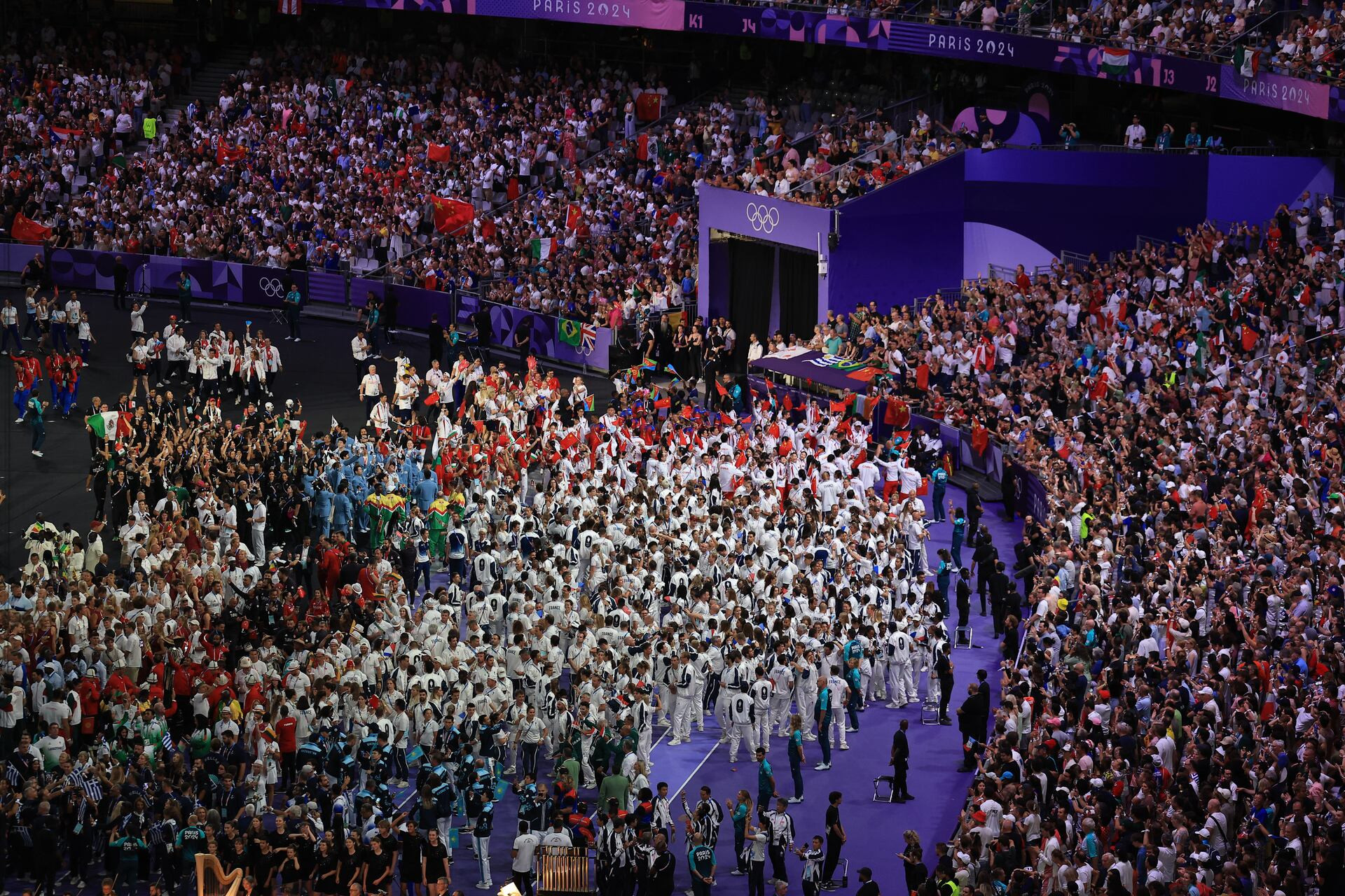 Đại diện đoàn thể thao các nước cùng khán giả có mặt tại sân vận động.