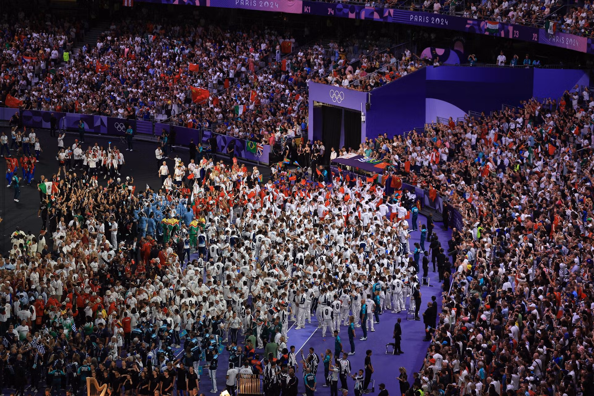 Đại diện đoàn thể thao các nước cùng khán giả có mặt tại sân vận động.