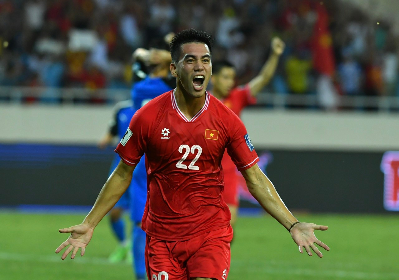 Tuy nhiên chỉ ngay sau đó 3 phút, Tiến Linh đón được đường chuyền căng ngang của Văn Toàn để đệm bóng nhẹ nhàng gỡ hòa 1-1 cho tuyển Việt Nam.