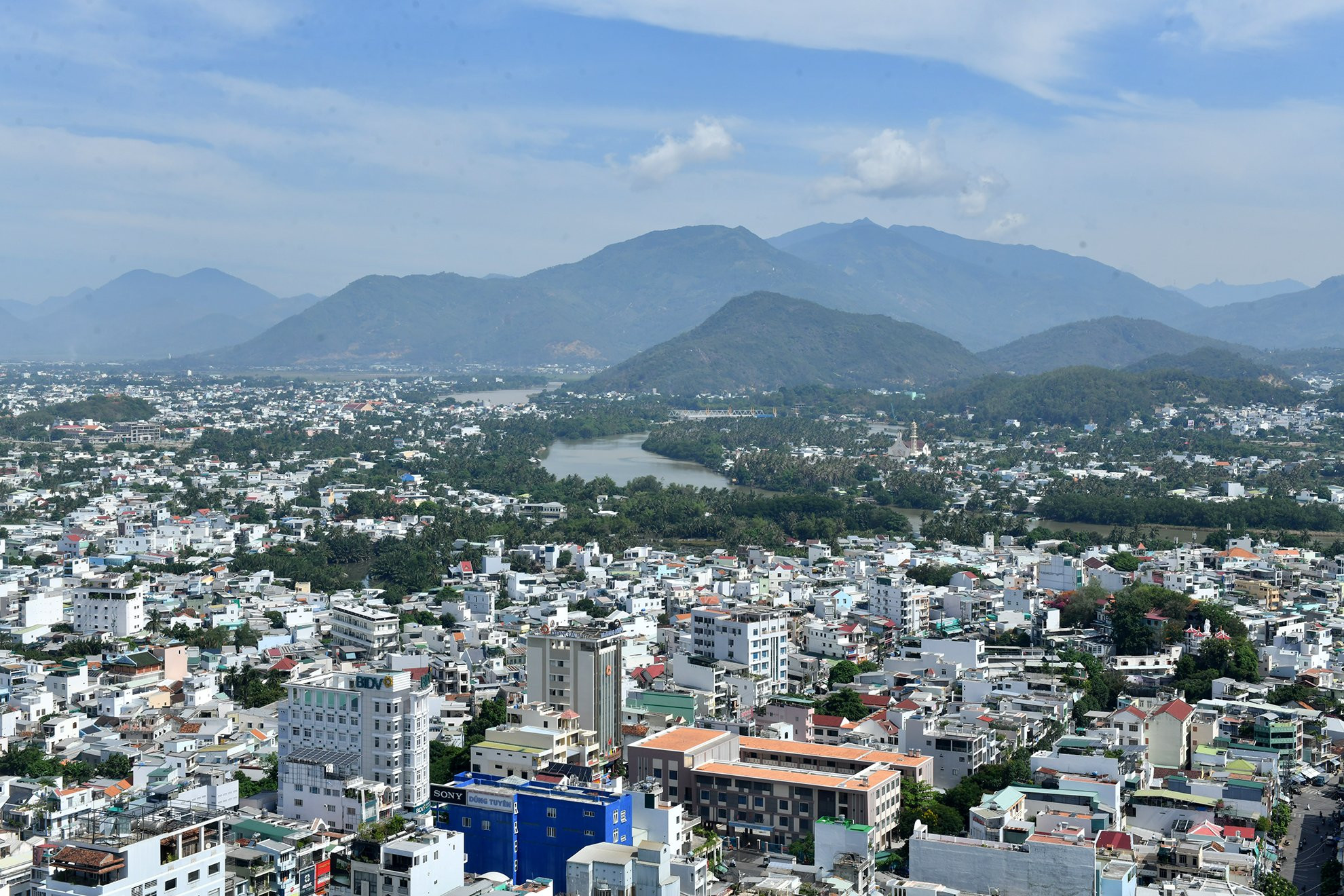 Nha Trang có núi, có biển, hội tụ đầy đủ các yếu tố thiên nhiên. Nha Trang có núi, có biển, hội tụ đầy đủ các yếu tố thiên nhiên.
