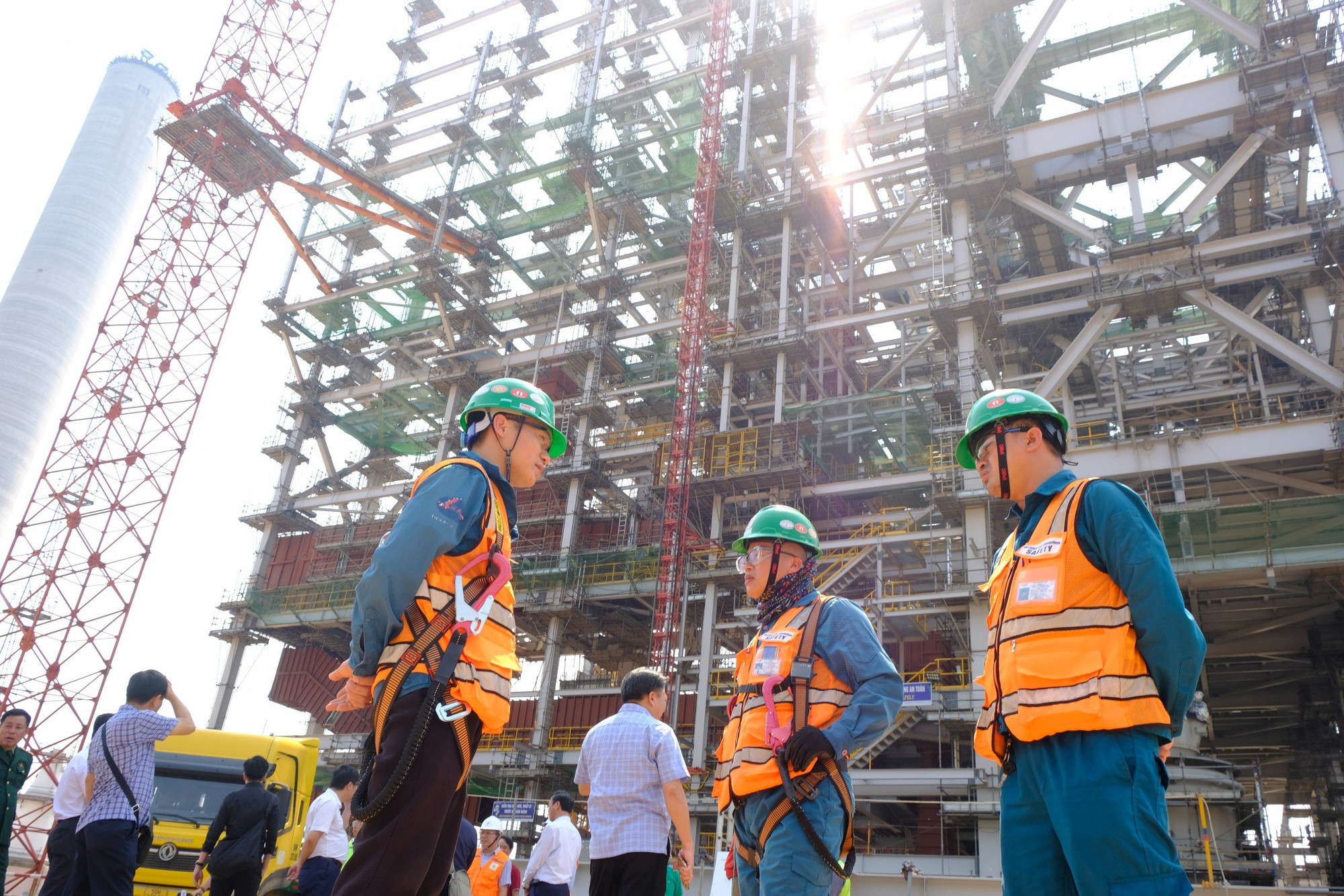 Hiện có khoảng 1.000 công nhân cùng hàng trăm cán bộ kỹ sư đang chạy đua với thời gian để hoàn thành dự án.