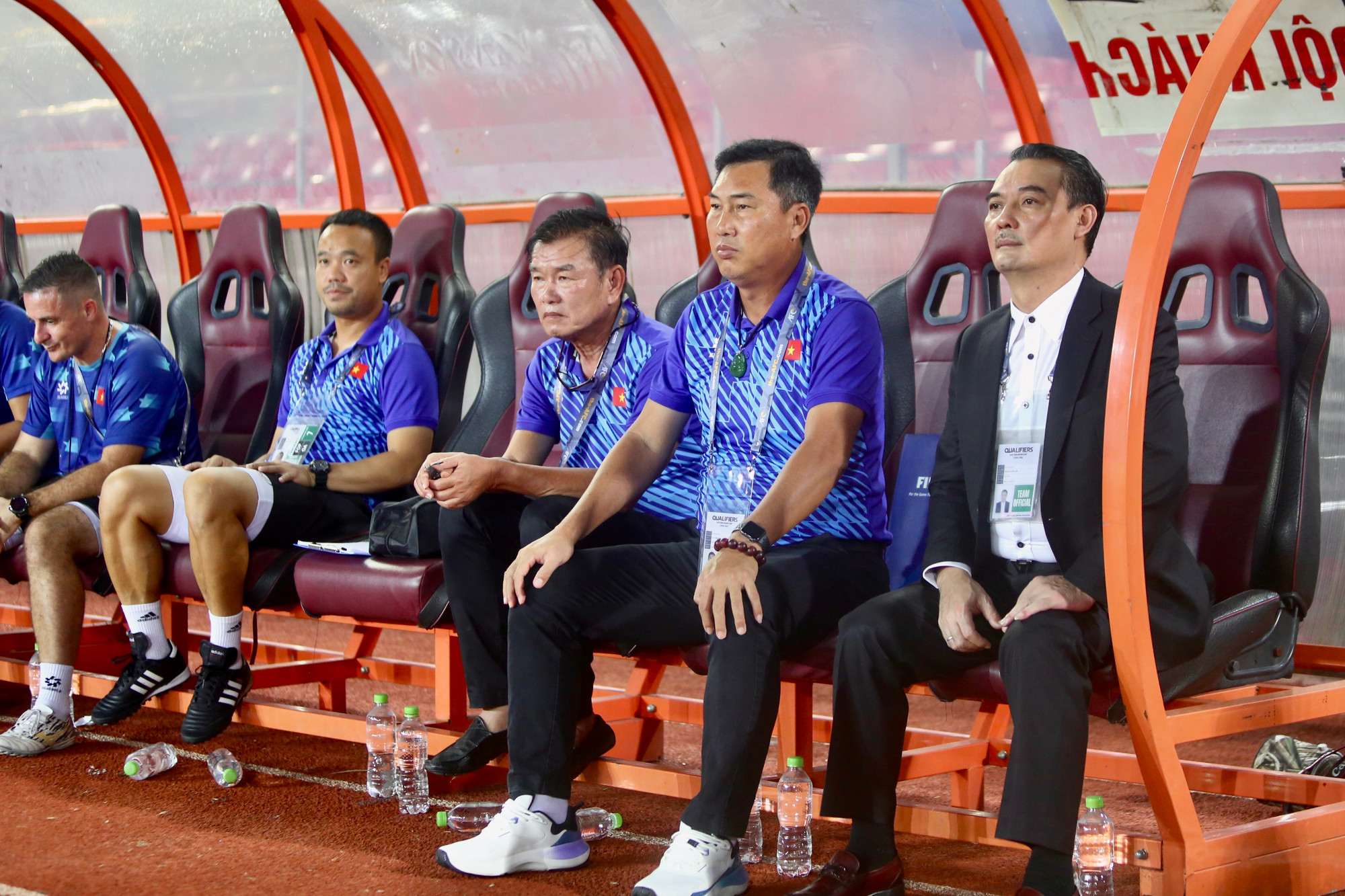 Ban huấn luyện đội tuyển U20 Việt Nam quan sát kỹ lưỡng các cầu thủ thi đấu.