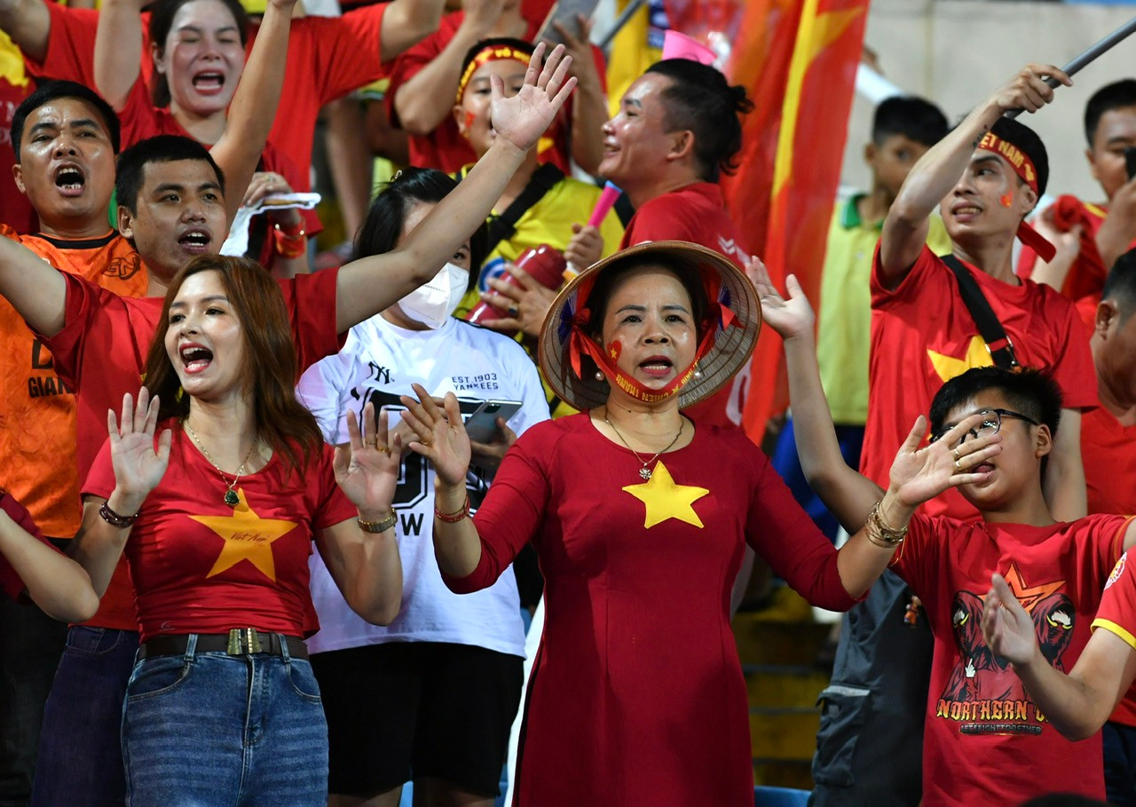 Người hâm mộ với nhiều lứa tuổi có mặt trên khán đài.