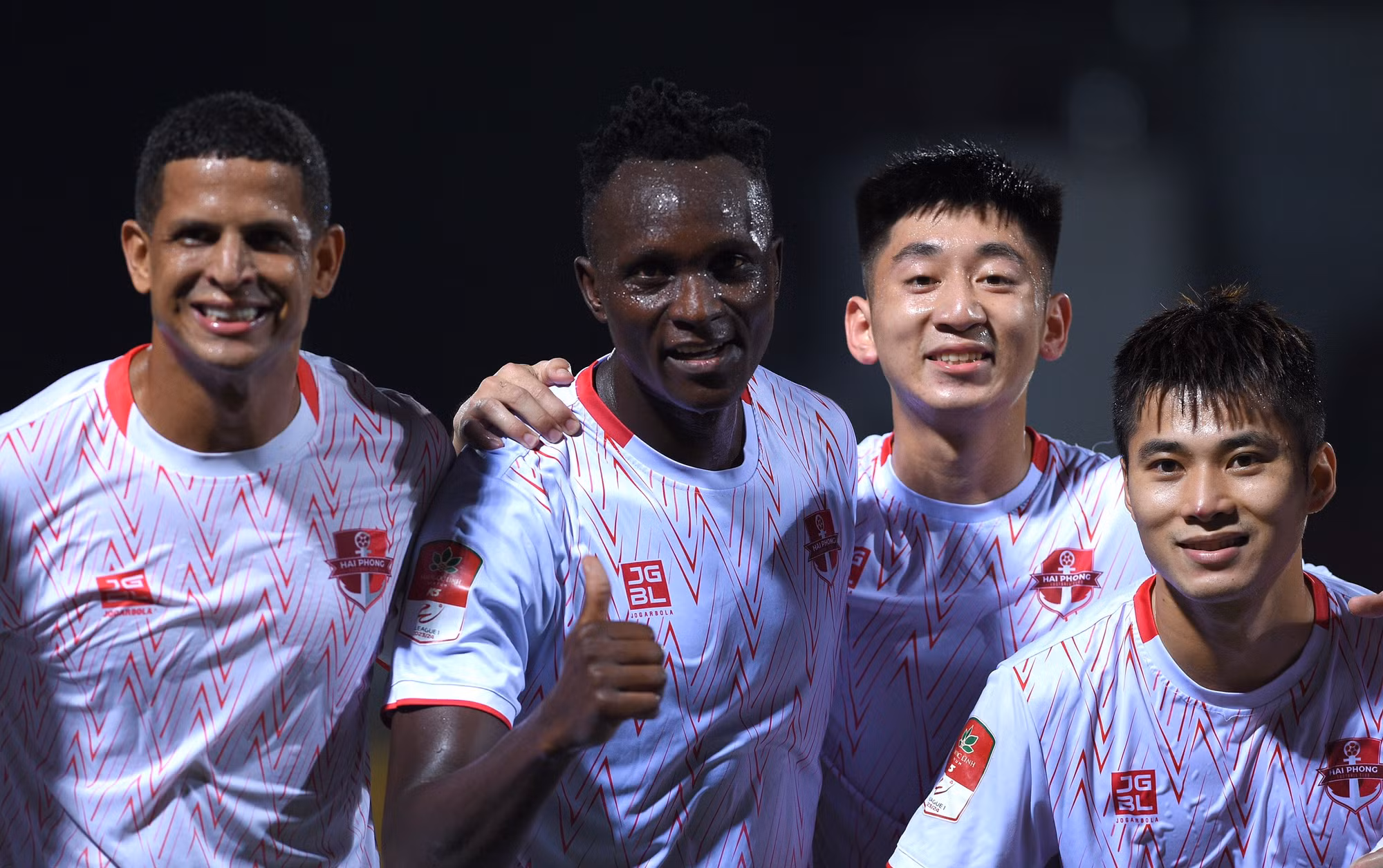 Ngoại binh Mpande ăn mừng cùng các đồng đội.