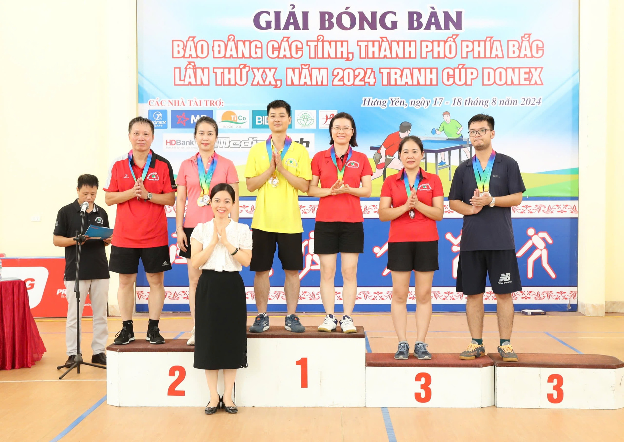 Các nhà báo Nguyễn Phương Châm, Trần Kiên Giang (Báo Hưng Yên) giành giải Nhất đôi nam nữ dưới 45 tuổi.