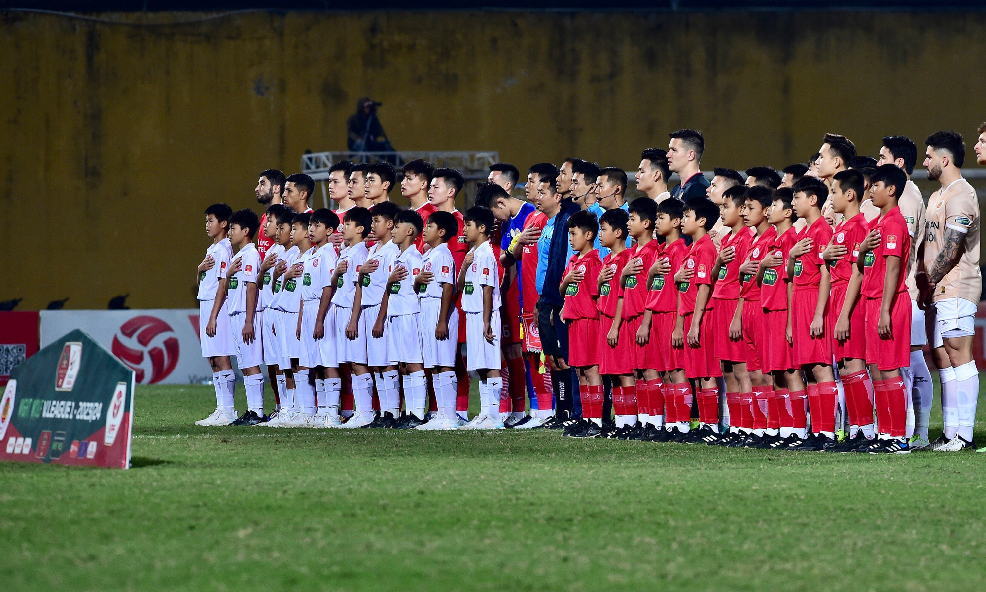 Hai đội thực hiện nghi thức chào cờ trước trận đấu.