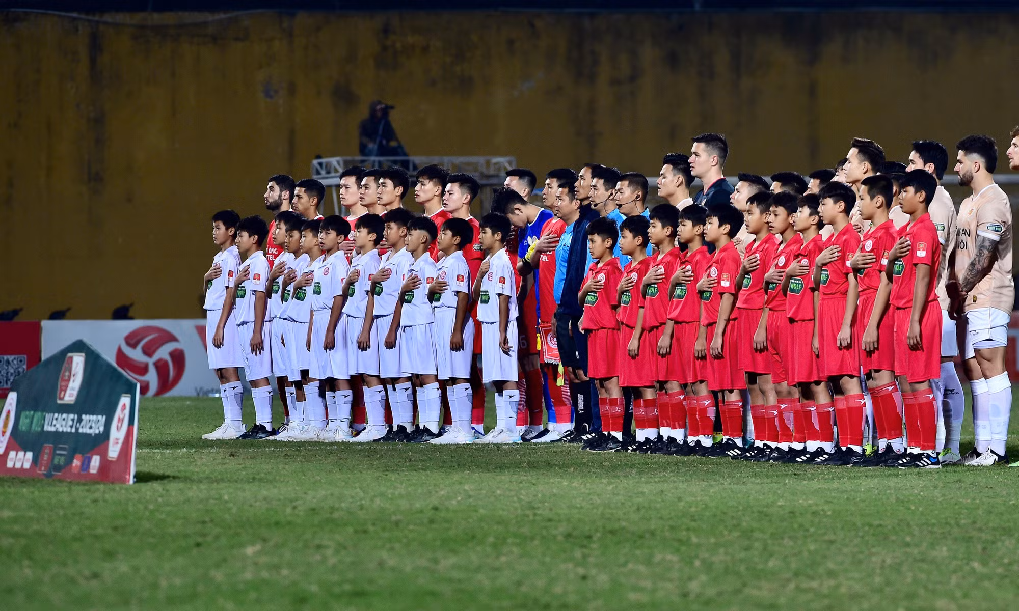 Hai đội thực hiện nghi thức chào cờ trước trận đấu.