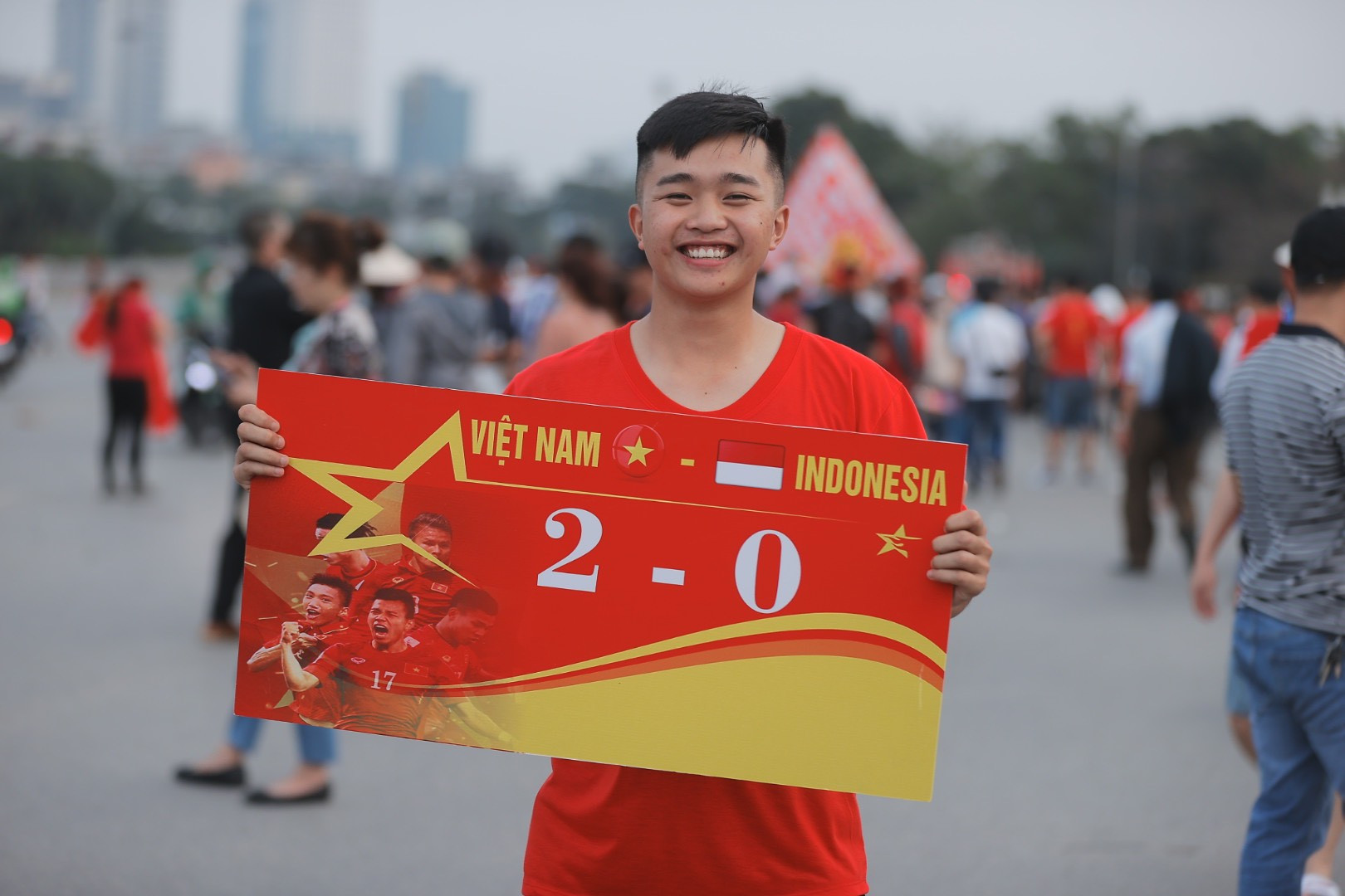 Một cổ động viên mang theo niềm tin vào kết quả khả quan đối với thầy trò huấn luyện viên Philippe Troussier.