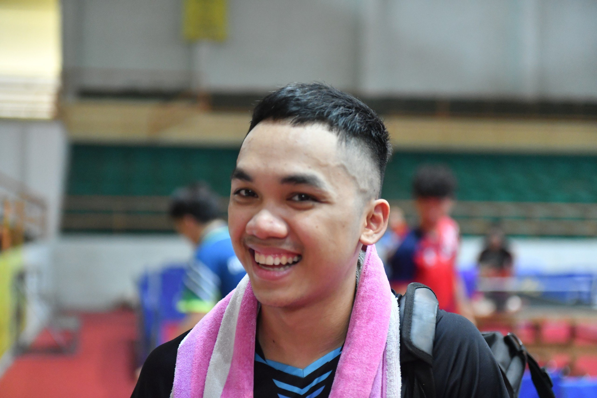 Tuyển thủ đội tuyển quốc gia Đinh Anh Hoàng - người từng giành Huy chương Vàng SEA Games 32 đôi nam nữ cùng Trần Mai Ngọc có mặt tại nhà thi đấu.