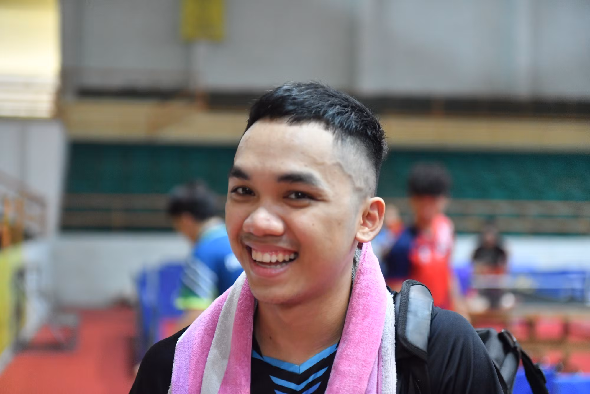 Tuyển thủ đội tuyển quốc gia Đinh Anh Hoàng - người từng giành Huy chương Vàng SEA Games 32 đôi nam nữ cùng Trần Mai Ngọc có mặt tại nhà thi đấu.