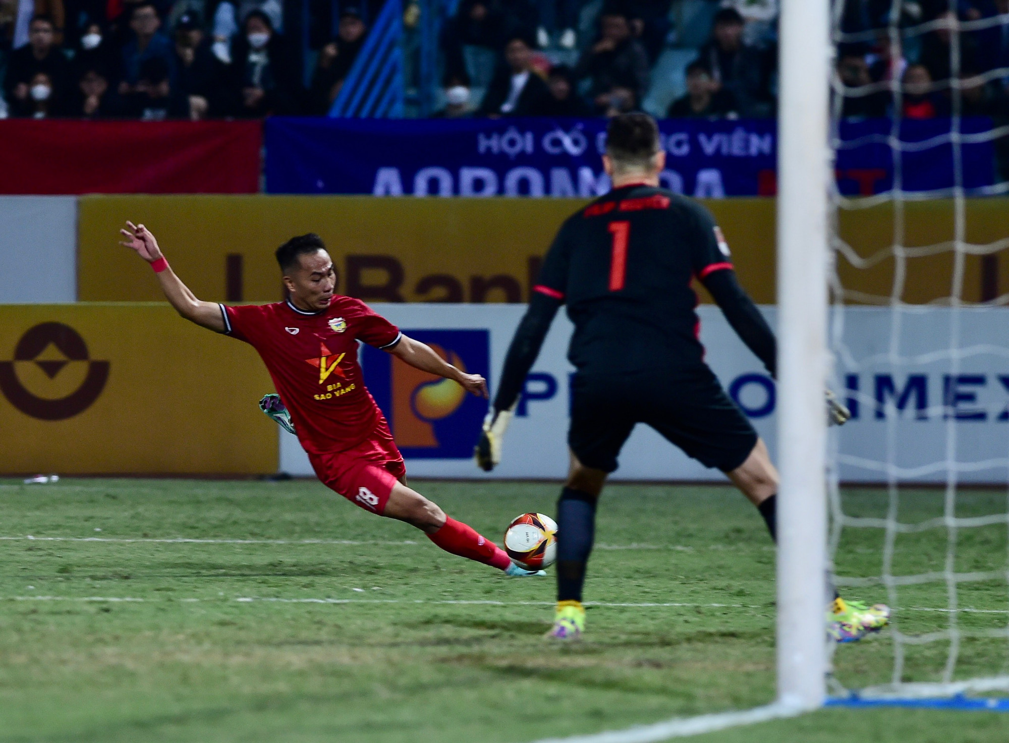 Pha bóng nguy hiểm trước khung thành thủ môn Filip Nguyễn.