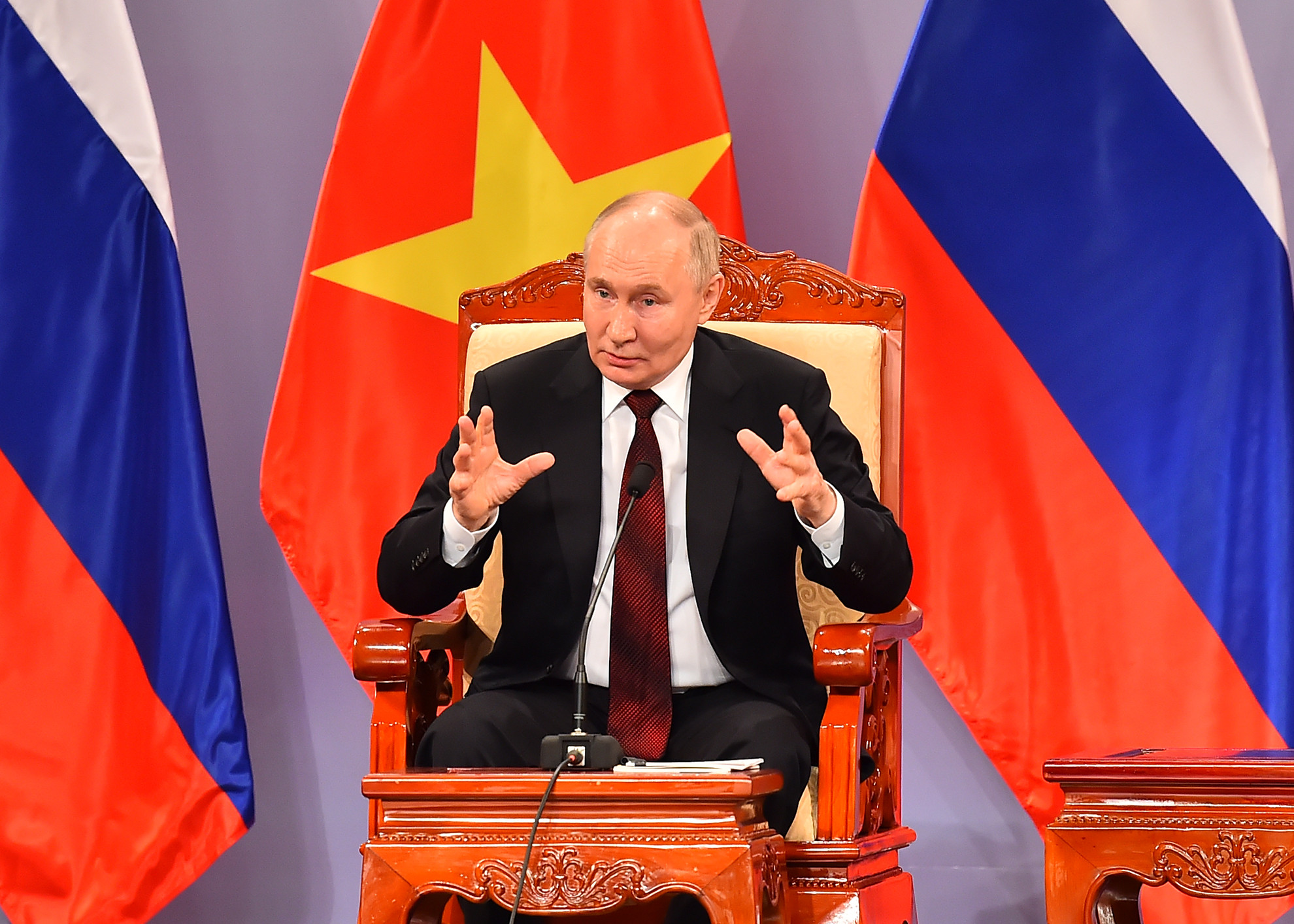 Tổng thống Liên bang Nga Vladimir Putin trả lời câu hỏi của các đại biểu tại buổi gặp.