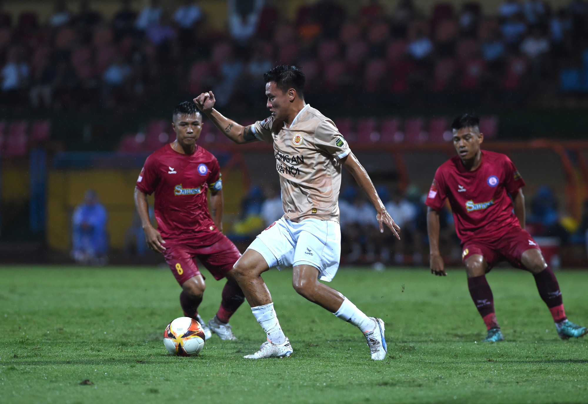 Khánh Hòa dâng cao đội hình tấn công nhằm tìm kiếm bàn gỡ.