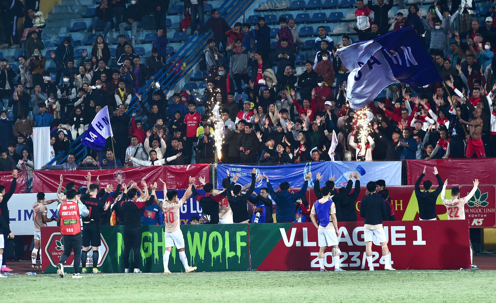 Các cầu thủ Công an Hà Nội cảm ơn người hâm mộ sau trận đấu.