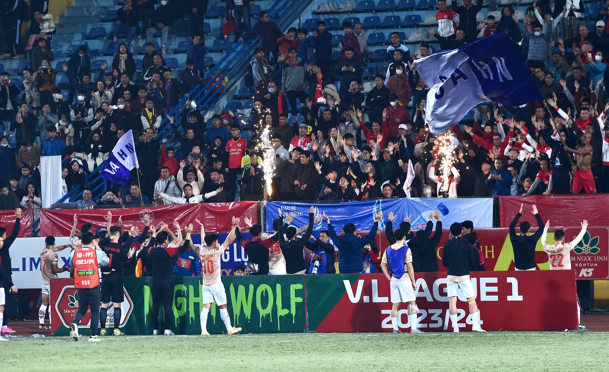 Các cầu thủ Công an Hà Nội cảm ơn người hâm mộ sau trận đấu.