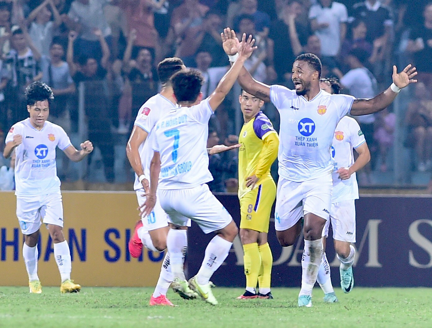 Phút 15, hàng thủ của Hà Nội FC để mất bóng, Hendrio bên phía Nam Định có bóng và chuyền thuận lợi cho Rafaelson. Cầu thủ này sút bóng rất căng vào góc cao khung thành đội Hà Nội, ghi bàn giúp Nam Định dẫn trước 1-0. Phút 15, hàng thủ của Hà Nội FC để mất bóng, Hendrio bên phía Nam Định có bóng và chuyền thuận lợi cho Rafaelson. Cầu thủ này sút bóng rất căng vào góc cao khung thành đội Hà Nội, ghi bàn giúp Nam Định dẫn trước 1-0.