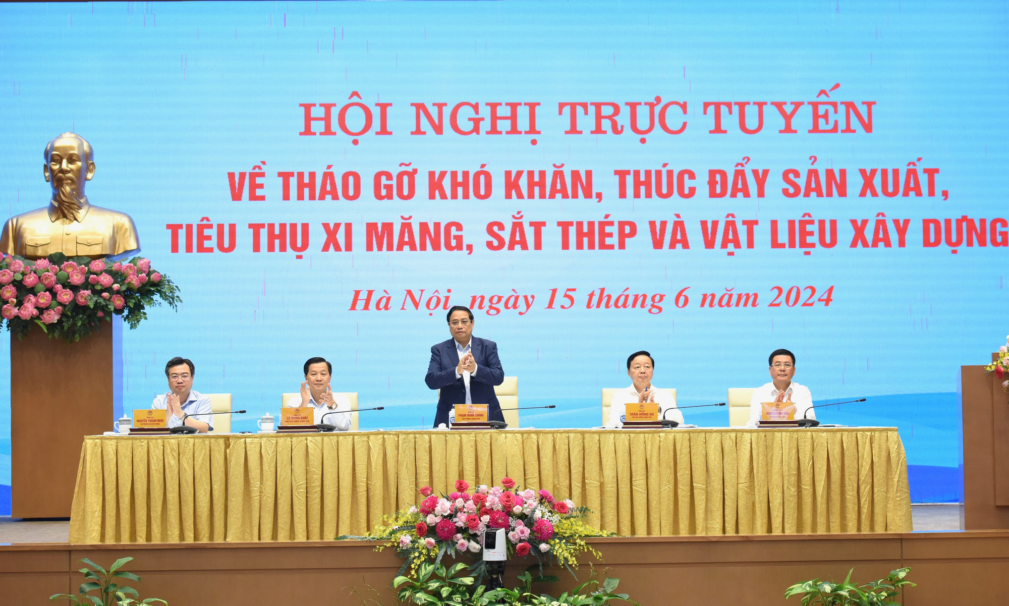 Thủ tướng chủ trì Hội nghị trực tuyến về tháo gỡ khó khăn, thúc đẩy sản xuất, tiêu thụ xi-măng, sắt thép và vật liệu xây dựng.