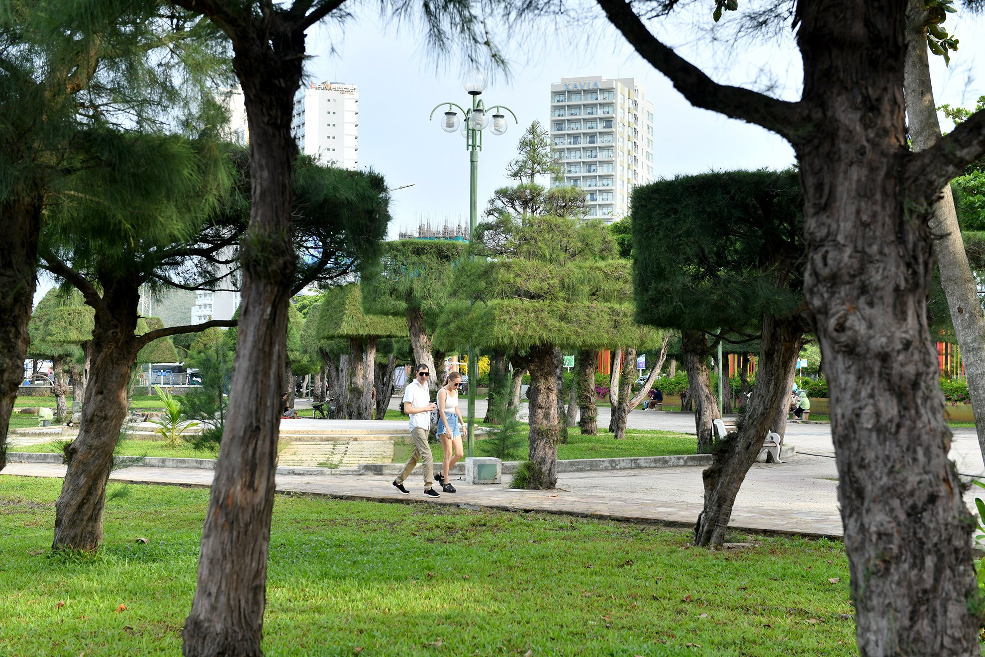 Khách du lịch nước ngoài yêu thích thành phố này với đường đi bộ gắn với bờ biển dài. Khách du lịch nước ngoài yêu thích thành phố này với đường đi bộ gắn với bờ biển dài.