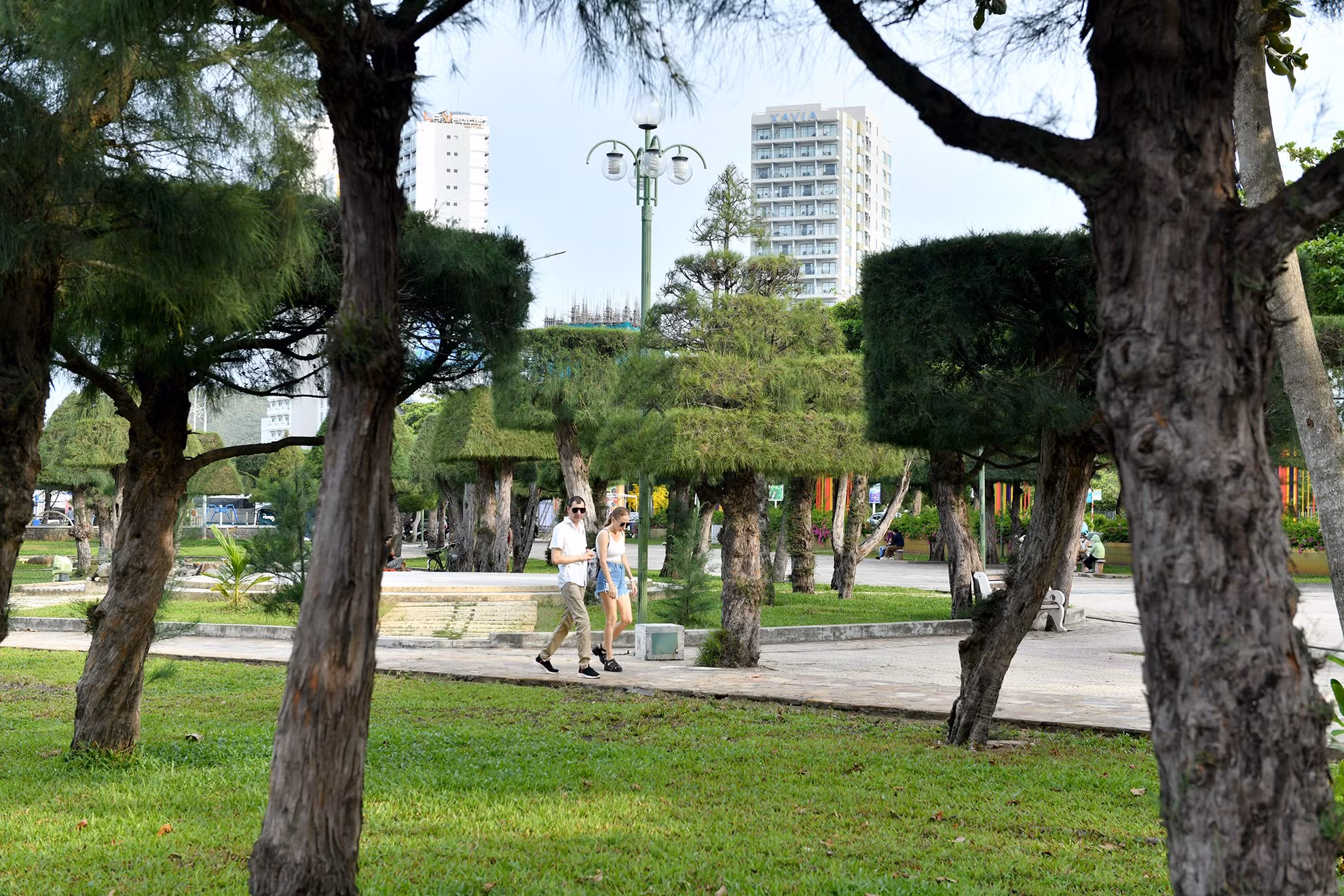 Khách du lịch nước ngoài yêu thích thành phố này với đường đi bộ gắn với bờ biển dài.