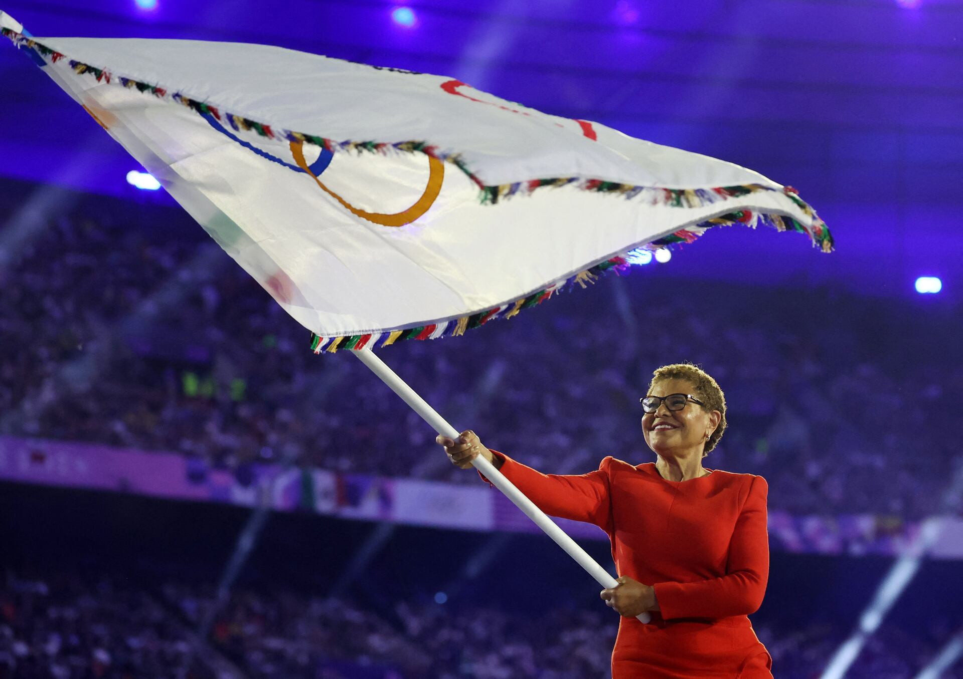 Thị trưởng Los Angeles, Karen Bass vẫy lá cờ Olympic. Los Angeles (Mỹ) sẽ là chủ nhà tiếp theo của Olympic mùa hè 2028.