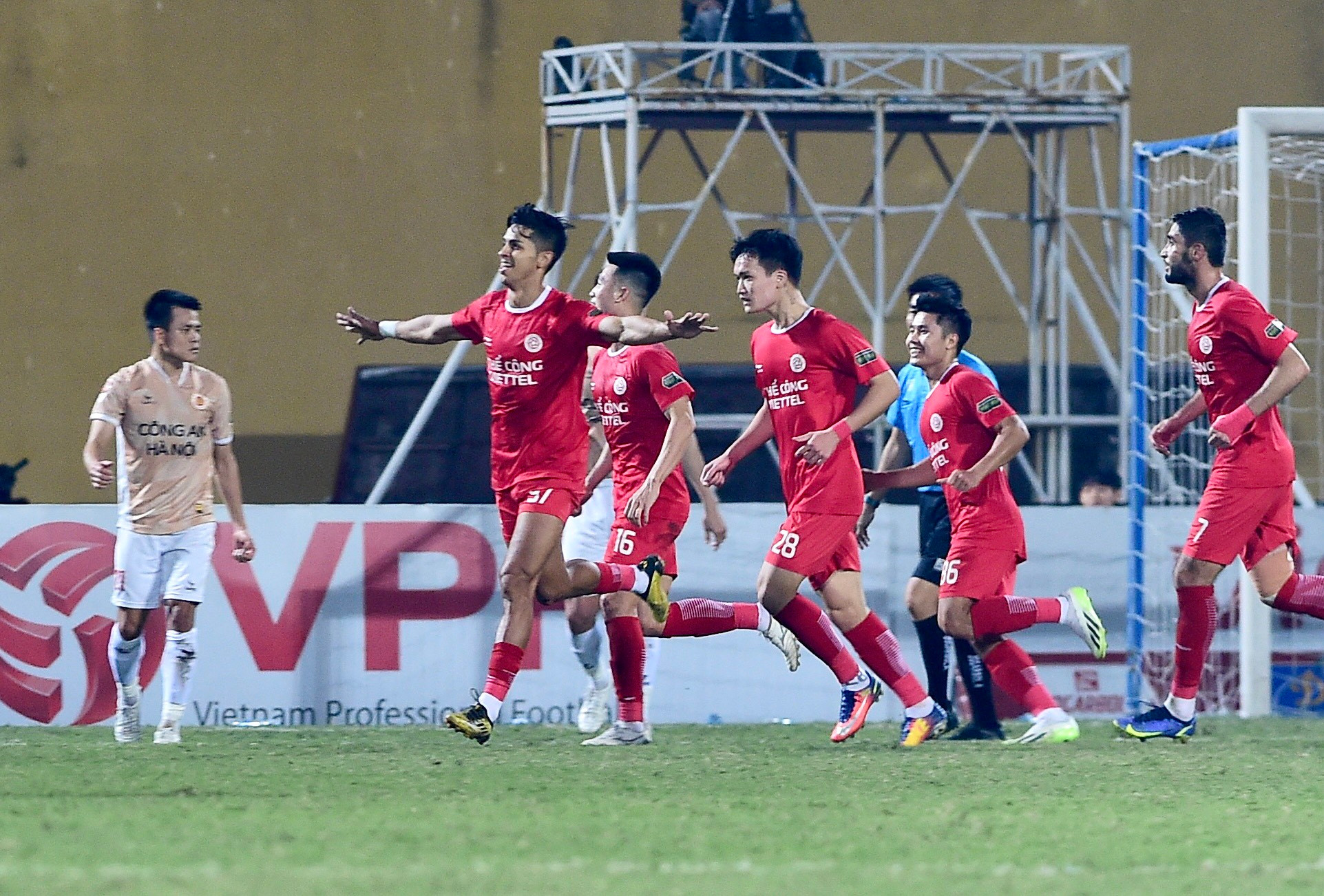 Sau khi Nhâm Mạnh Dũng mở tỷ số, đến lượt Pedro Henrique dứt điểm một chạm tung lưới Nguyễn Filip lần thứ hai.