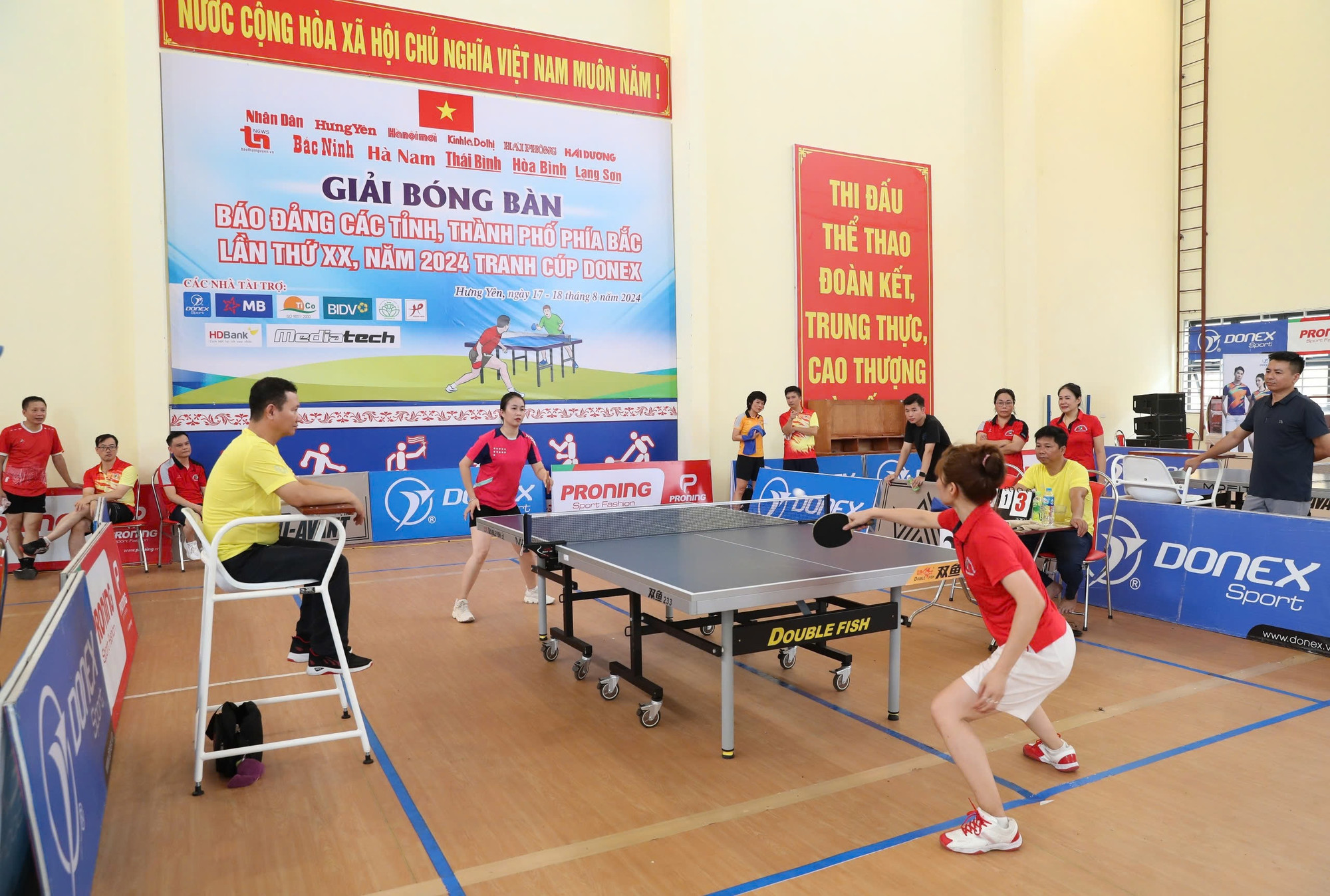 Tinh thần thi đấu quyết liệt của các nữ vận động viên được thể hiện rõ nét từ ngay những trận đấu mở màn.