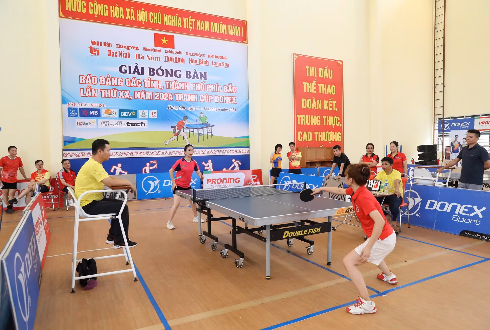 Tinh thần thi đấu quyết liệt của các nữ vận động viên được thể hiện rõ nét từ ngay những trận đấu mở màn.