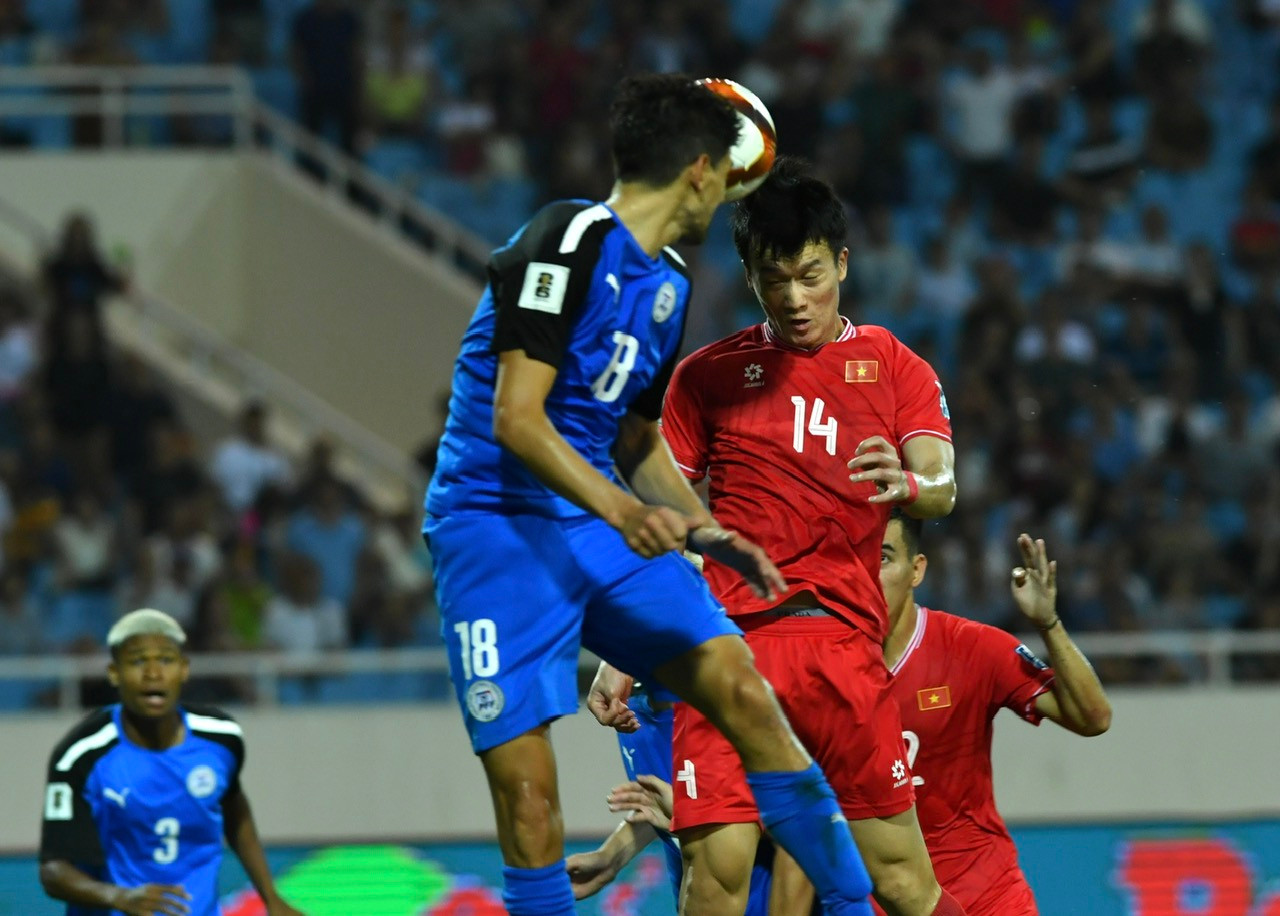 Một số tình huống phản công nhanh được các cầu thủ Philippines tạo ra nhưng chưa đủ nguy hiểm. Hiệp 1 kết thúc với tỷ số hòa 1-1 cho hai đội.