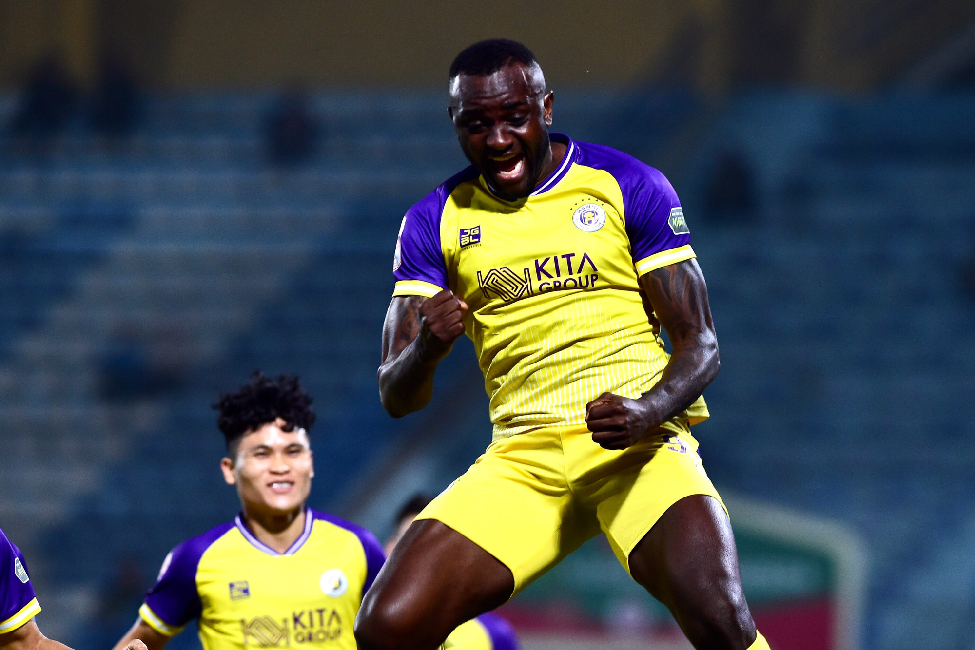 Chủ nhà có bàn thắng sớm ngay ở phút thứ 10 của trận đấu. Phạm Xuân Mạnh có đường chuyền tốt cho Tagueu bật cao đánh đầu mở tỷ số.