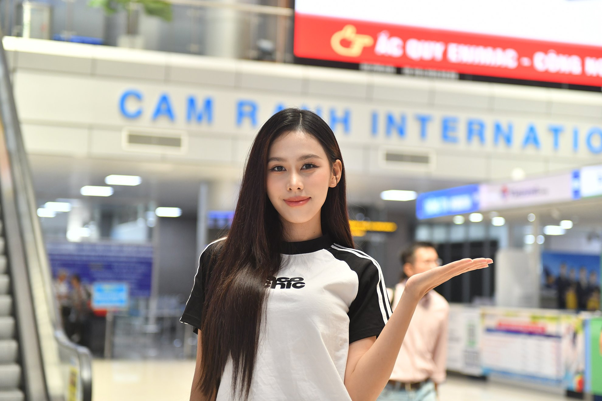 Á hậu cuộc thi Hoa hậu Liên lục địa năm 2023 Lê Nguyễn Ngọc Hằng đến với Sân bay quốc tế Cam Ranh.