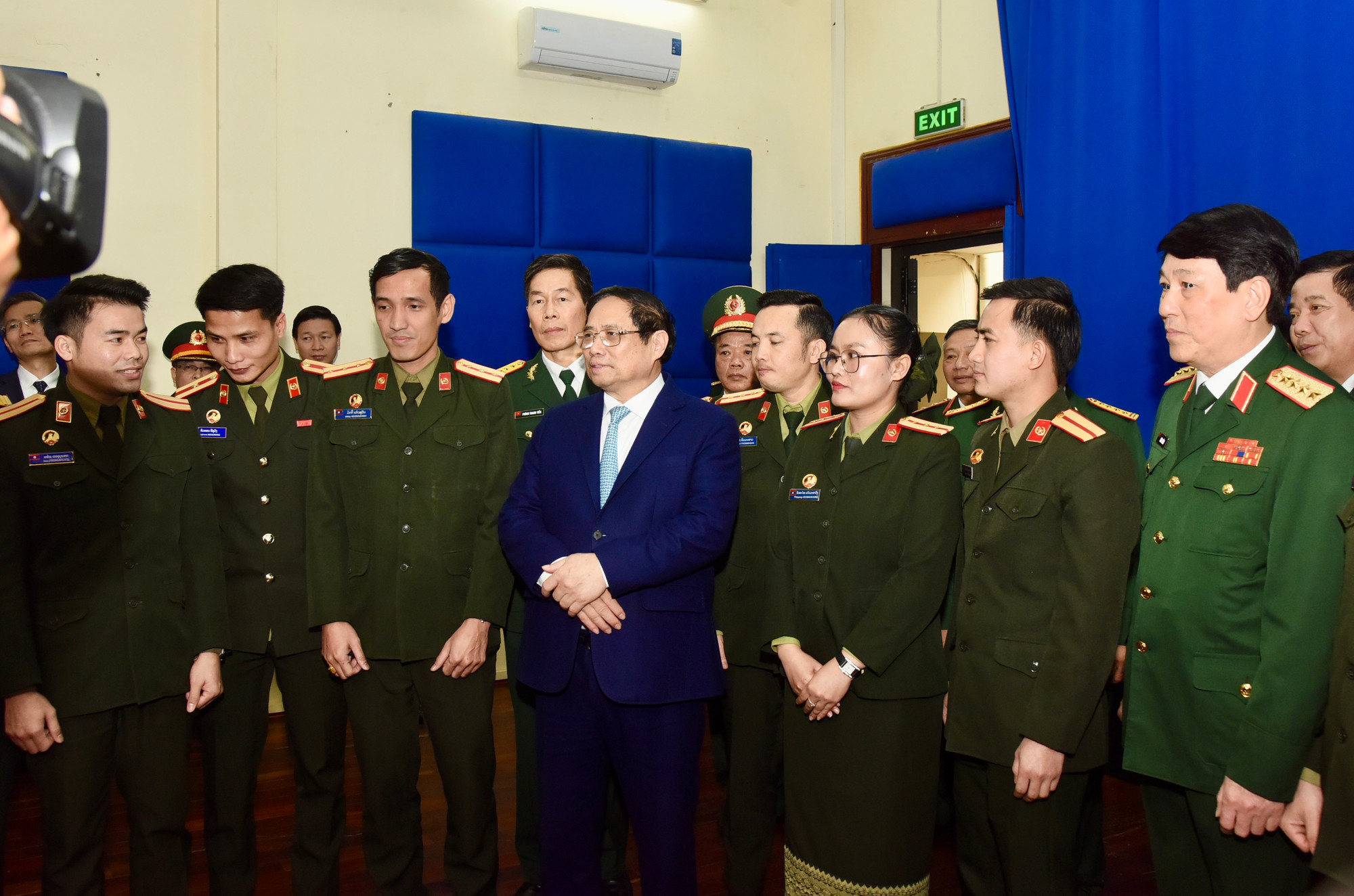 Thủ tướng Phạm Minh Chính thăm hỏi học viên Lào đang học tập tại Trường Đại học Văn hóa-Nghệ thuật Quân đội.