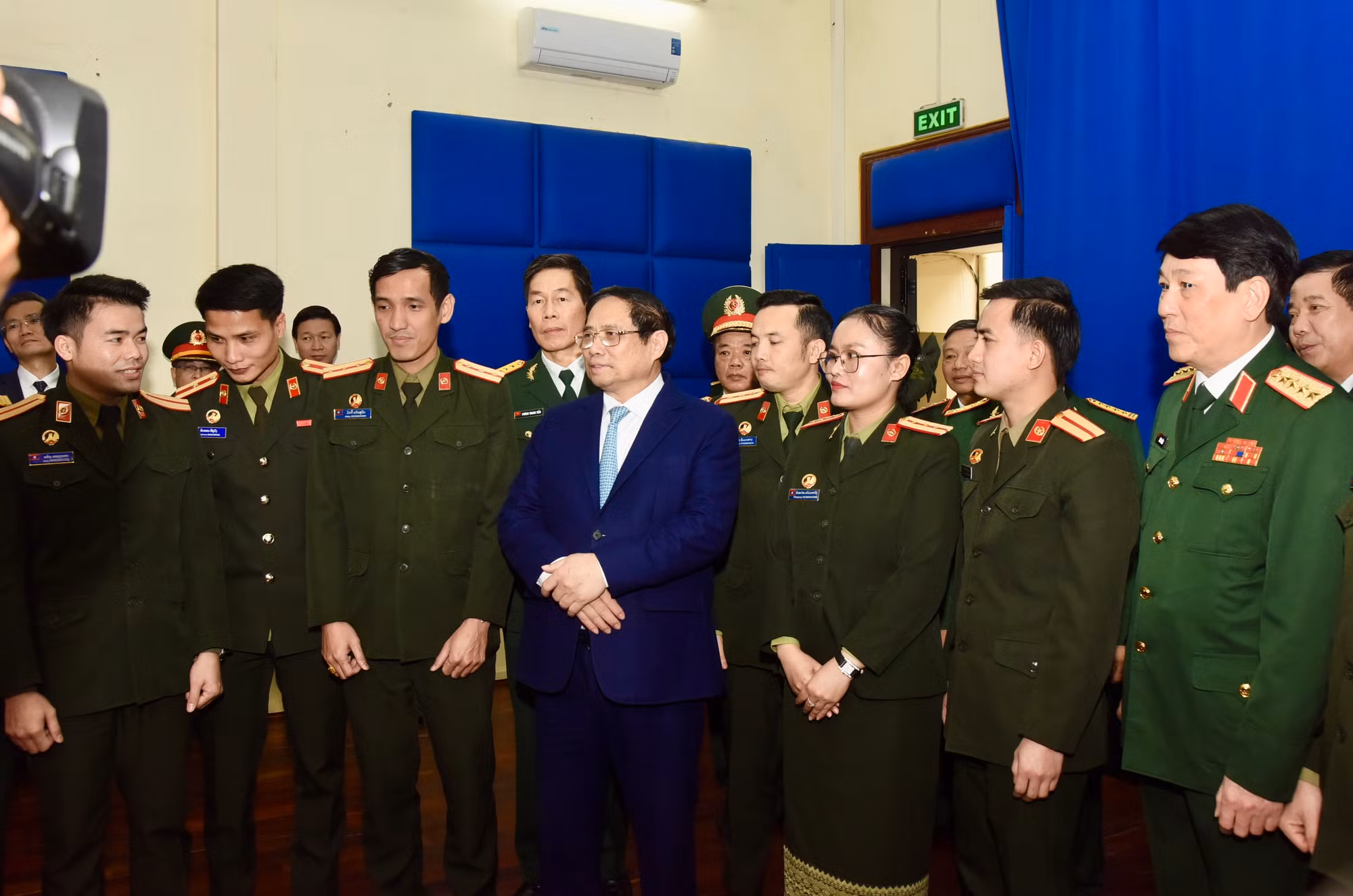Thủ tướng Phạm Minh Chính thăm hỏi học viên Lào đang học tập tại Trường Đại học Văn hóa-Nghệ thuật Quân đội.