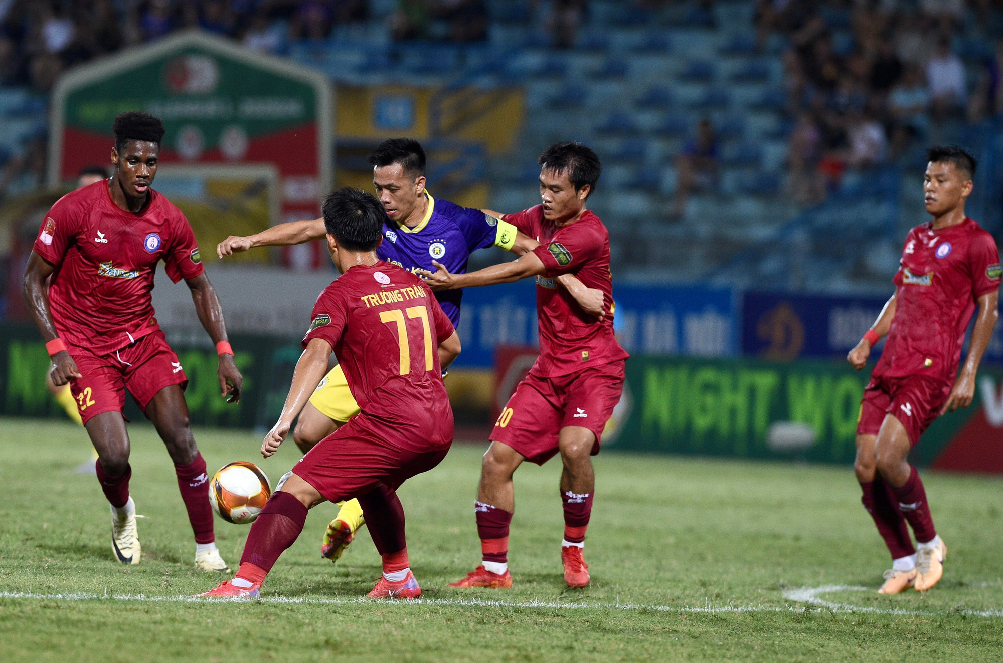 Trong khi đó, lợi thế sân nhà cùng quyết tâm cao giúp Hà Nội FC nhập cuộc đầy hứng khởi và sớm gây sức ép lên phần sân của Khánh Hòa.