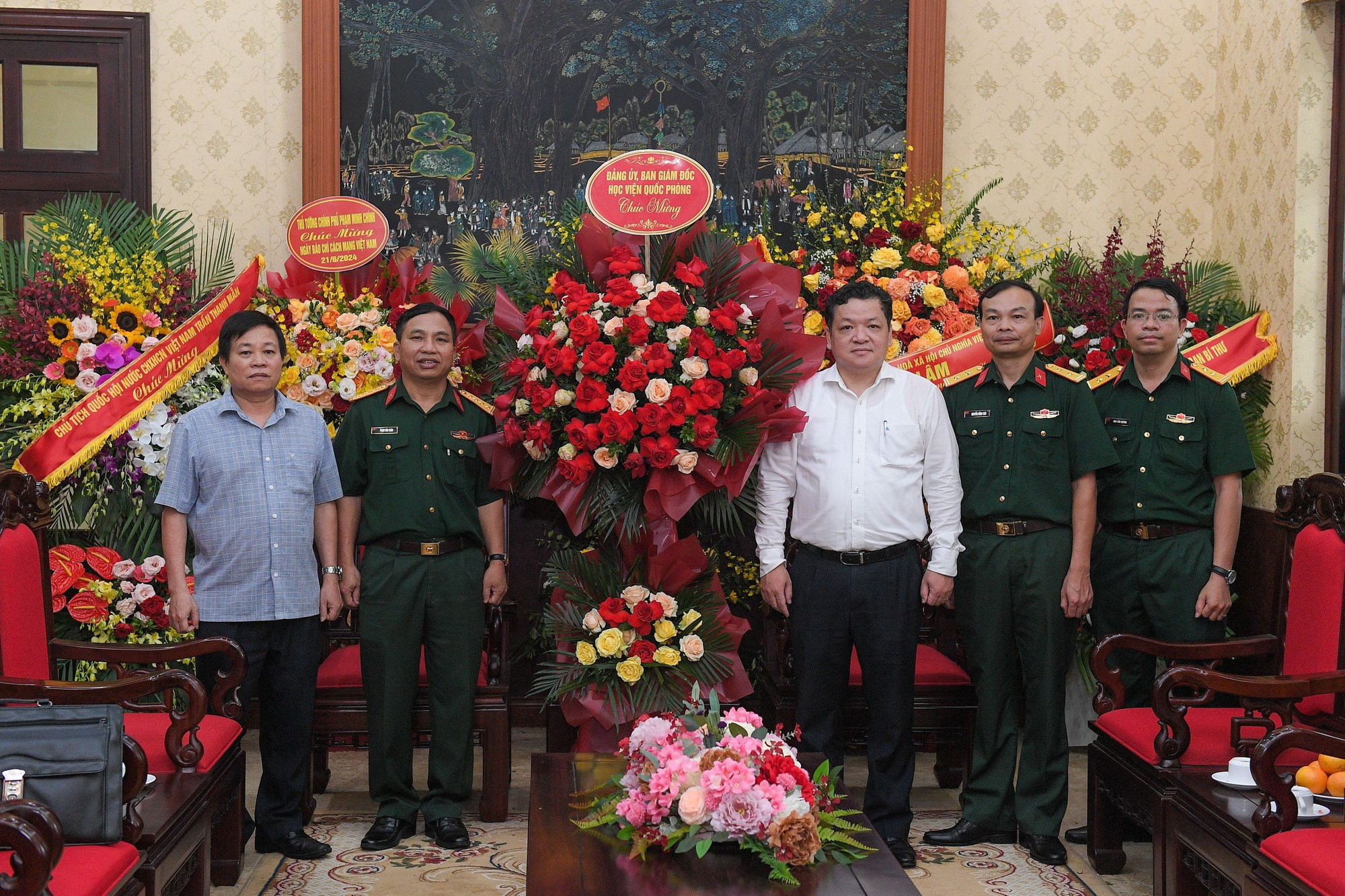 Đảng Ủy, Ban Giám đốc Học viện quốc phòng do Đại tá Phạm Văn Toàn, Phó Chủ nhiệm chính trị là trưởng đoàn chúc mừng Báo Nhân Dân.
