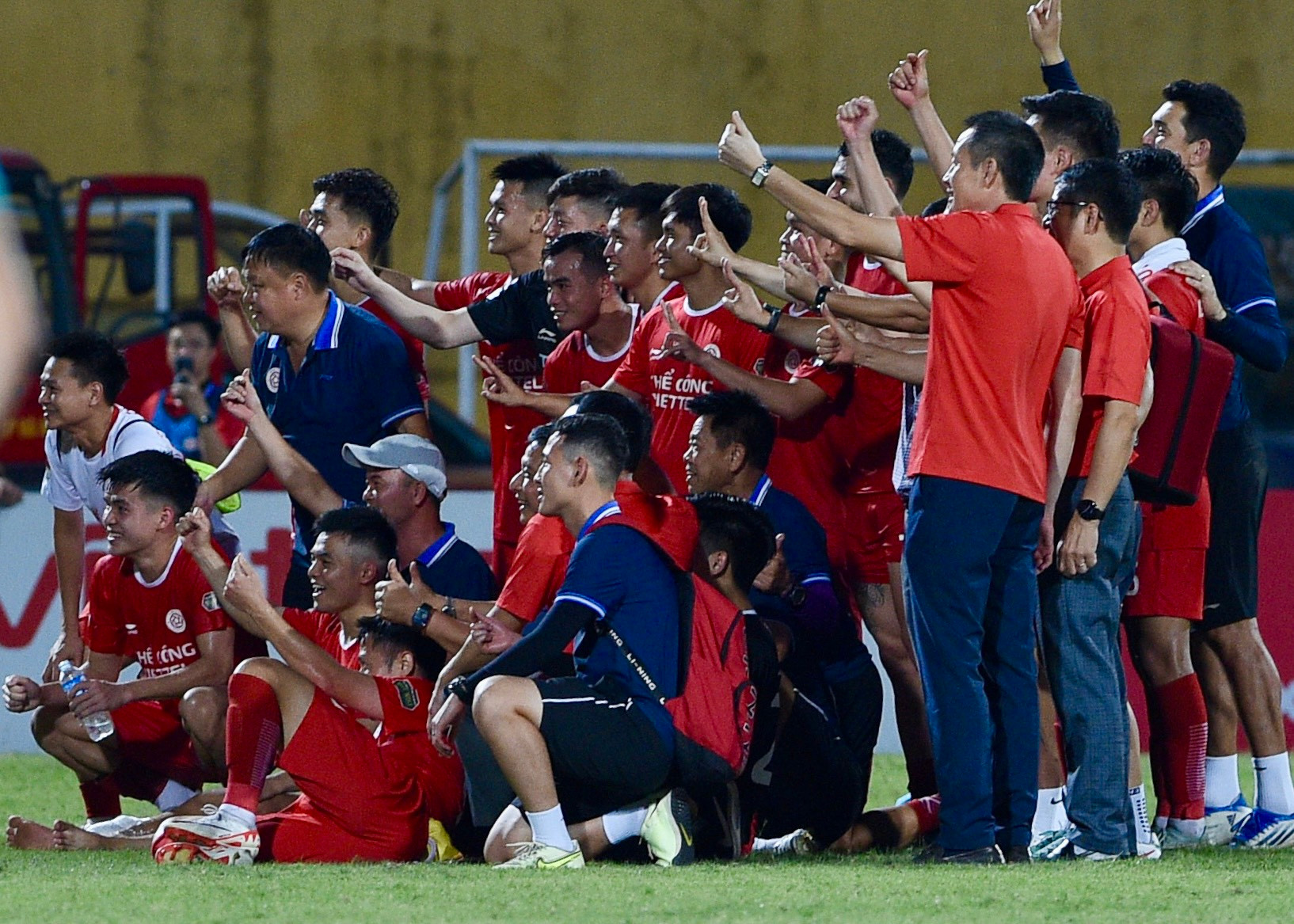 Niềm vui của các cầu thủ Thể Công Viettel sau trận đấu.