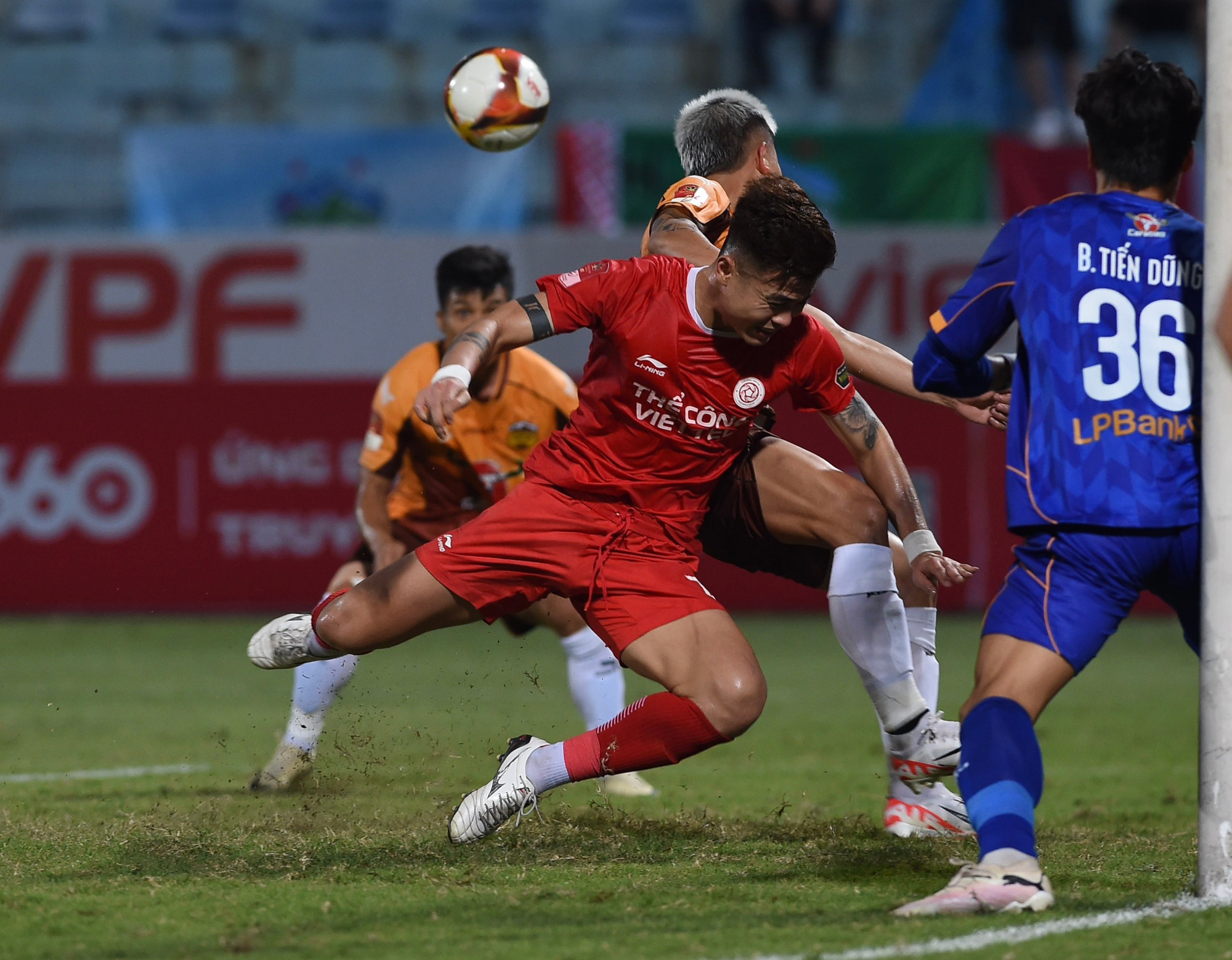 Ở giai đoạn đầu trận đã có nhiều lỗi được hai đội tạo ra.