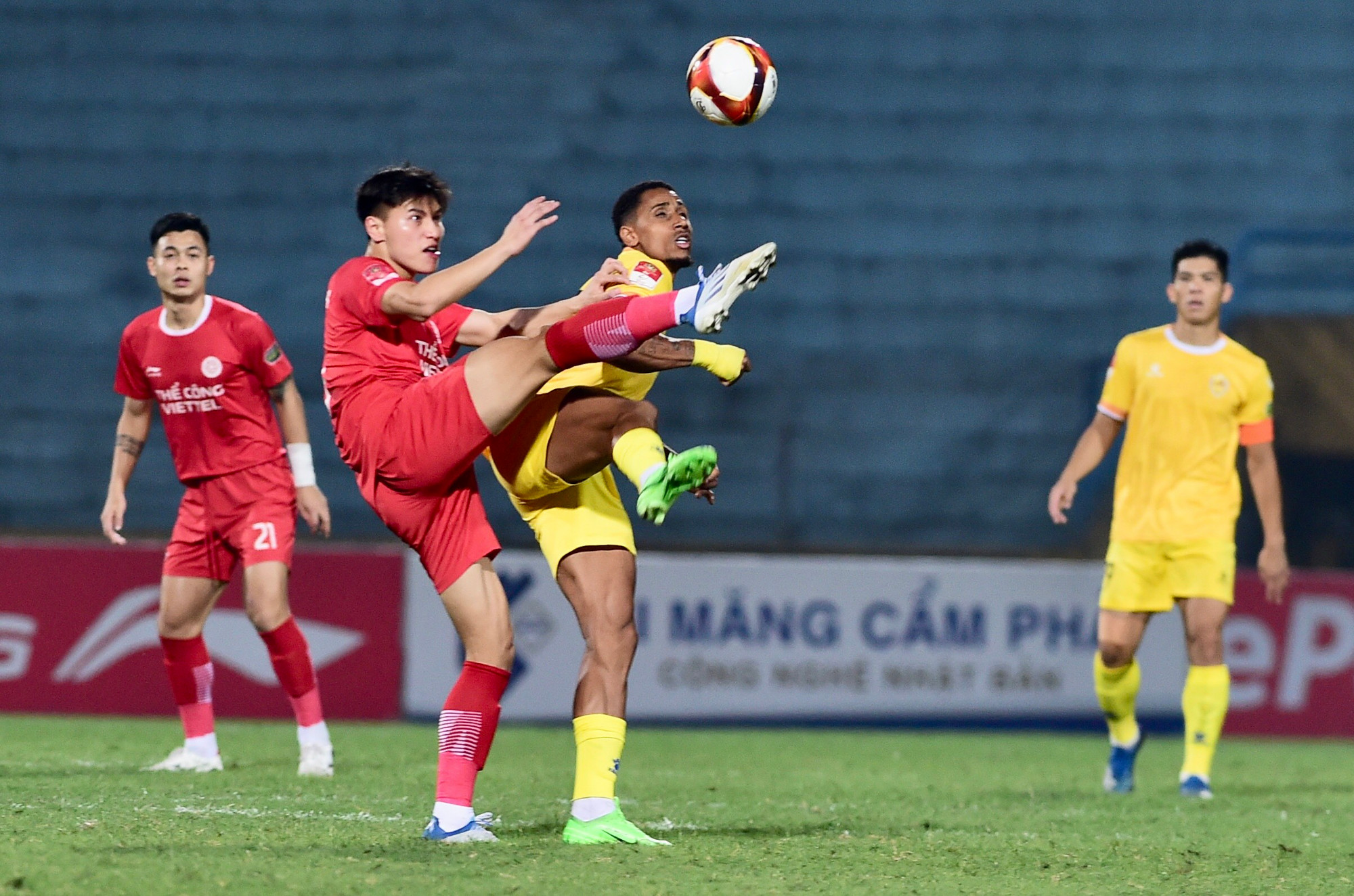 Tuy nhiên, bất ngờ đã xảy ra ở phút 24 khi ngoại binh Paulo Conrado bật cao đánh đầu hiểm hóc sau quả đá phạt góc, mở tỷ số 1-0 cho đội khách Quảng Nam.