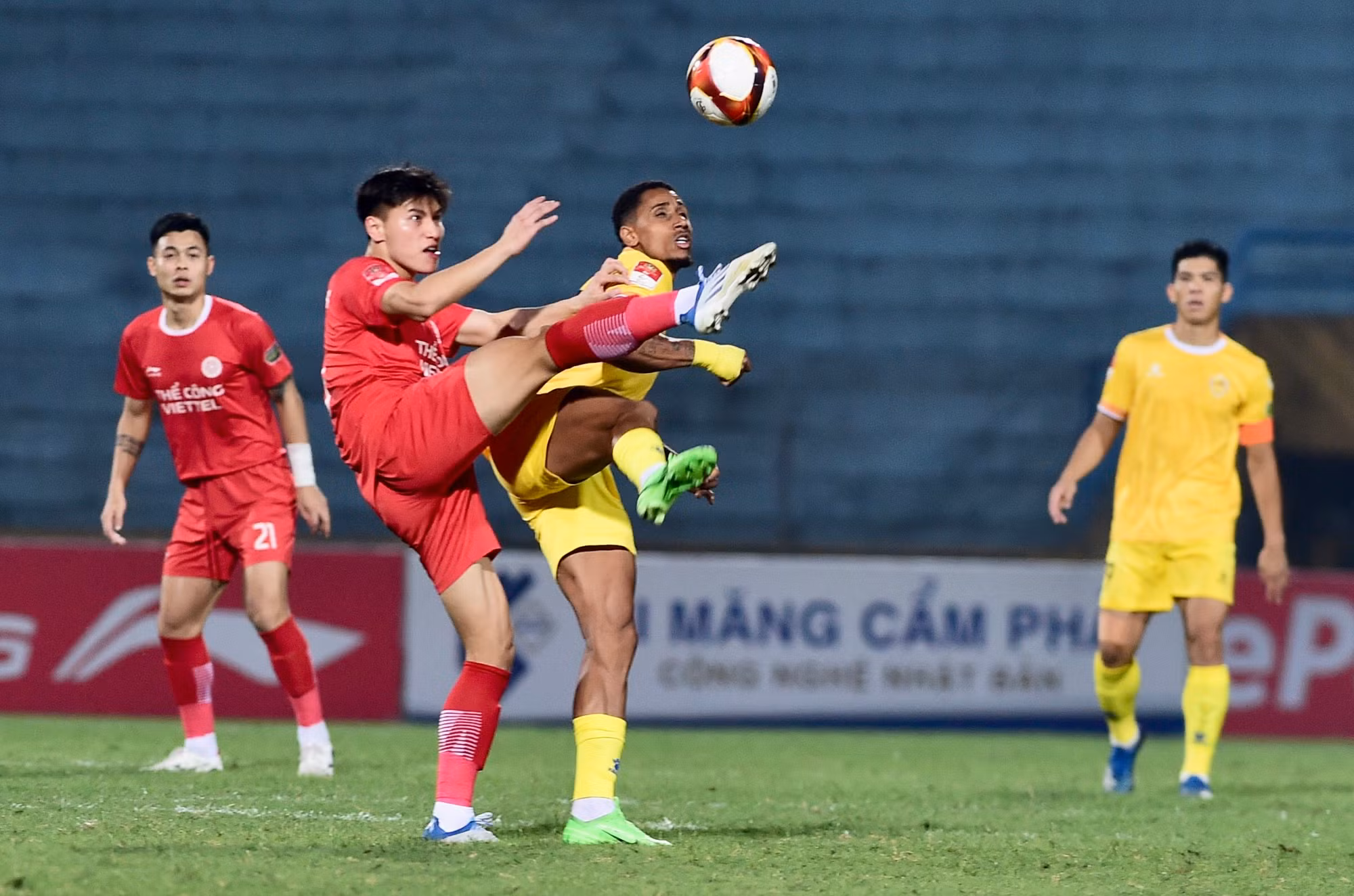 Tuy nhiên, bất ngờ đã xảy ra ở phút 24 khi ngoại binh Paulo Conrado bật cao đánh đầu hiểm hóc sau quả đá phạt góc, mở tỷ số 1-0 cho đội khách Quảng Nam.