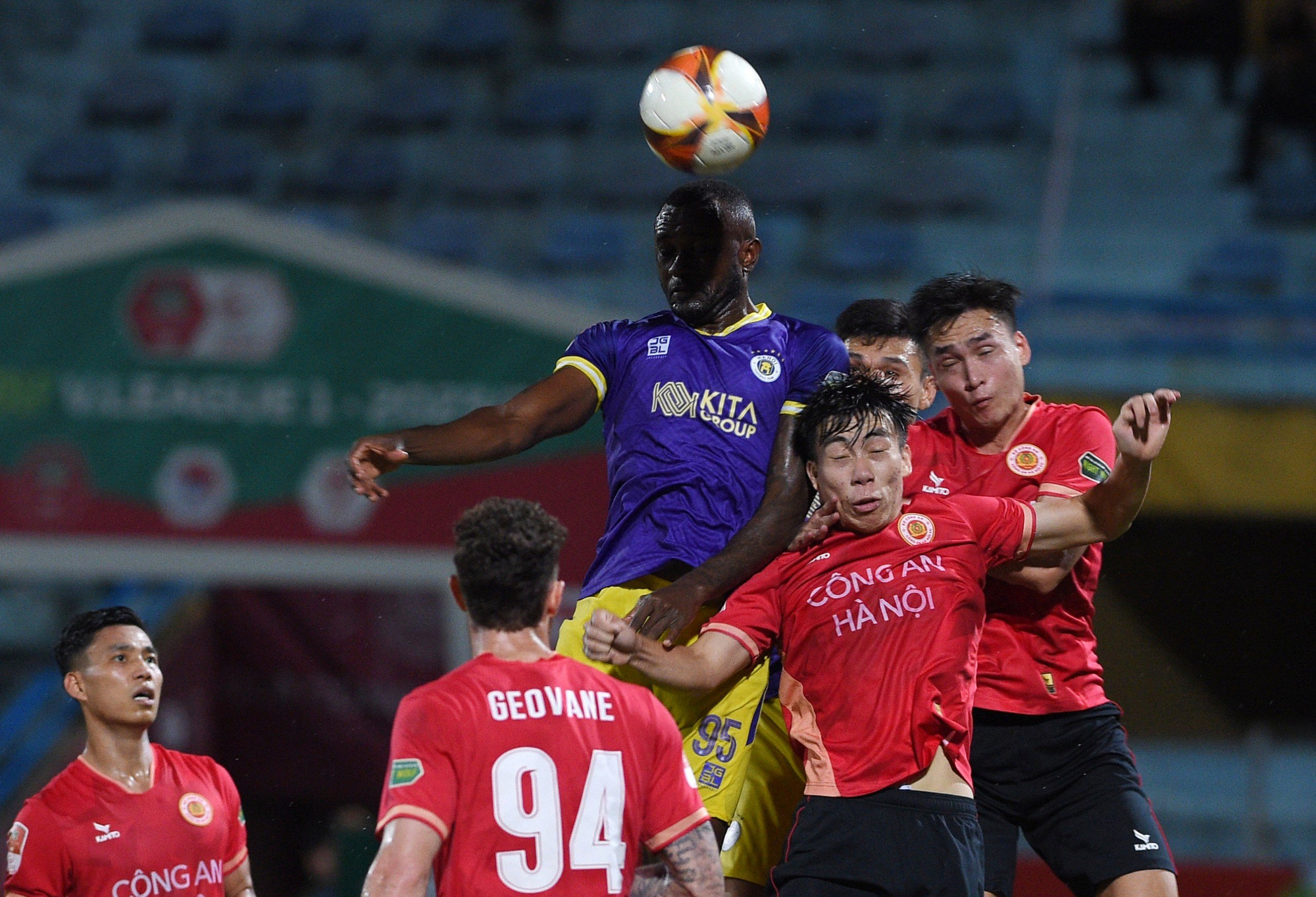 Sức ép liên tục được hai đội tạo ra. Sức ép liên tục được hai đội tạo ra.