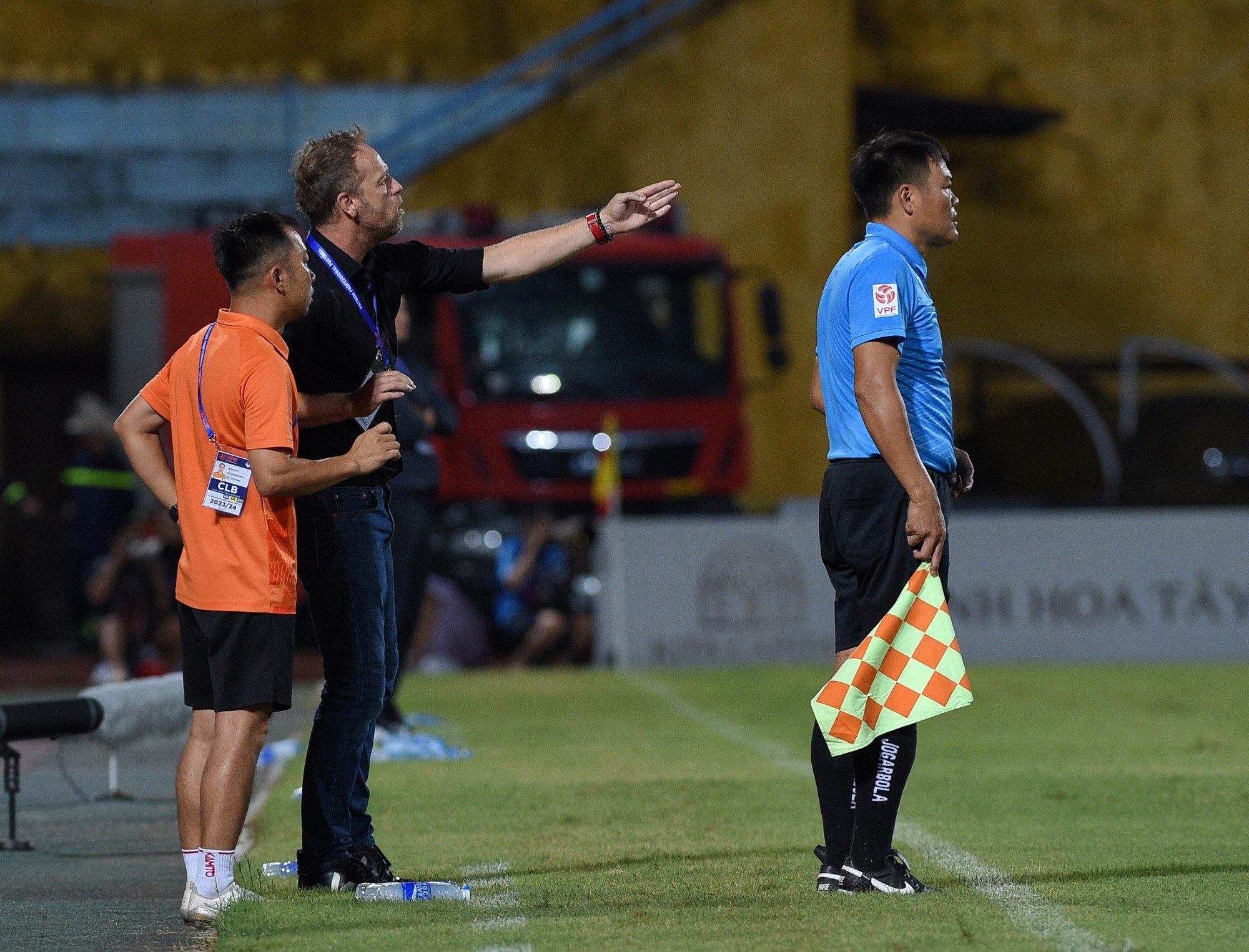 Huấn luyện viên Mano Polking chỉ đạo từ ngoài đường biên. Huấn luyện viên Mano Polking chỉ đạo từ ngoài đường biên.