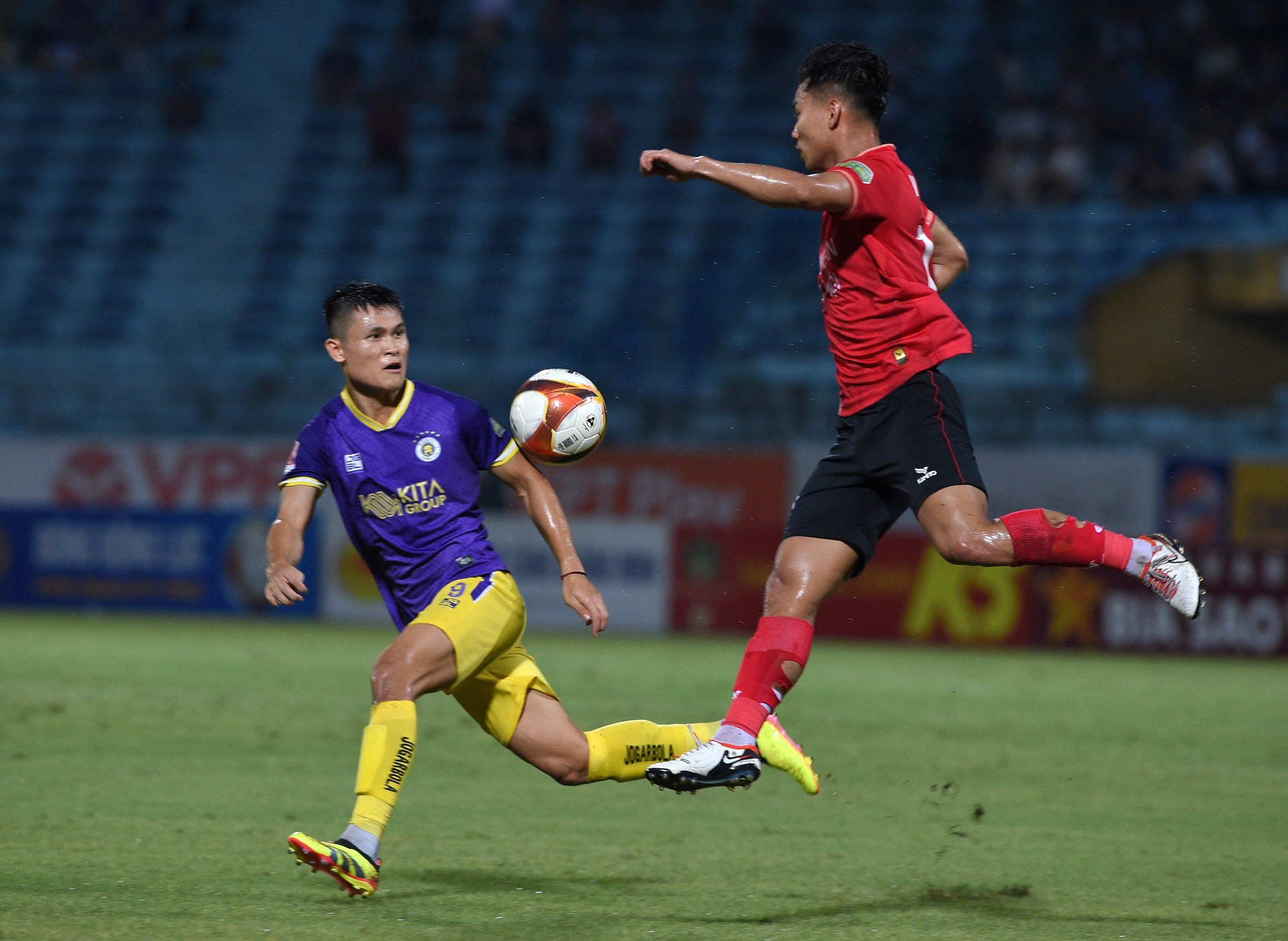 Sau bàn thua chóng vánh, các cầu thủ Công an Hà Nội lấy lại tinh thần để tổ chức tấn công. Sau bàn thua chóng vánh, các cầu thủ Công an Hà Nội lấy lại tinh thần để tổ chức tấn công.