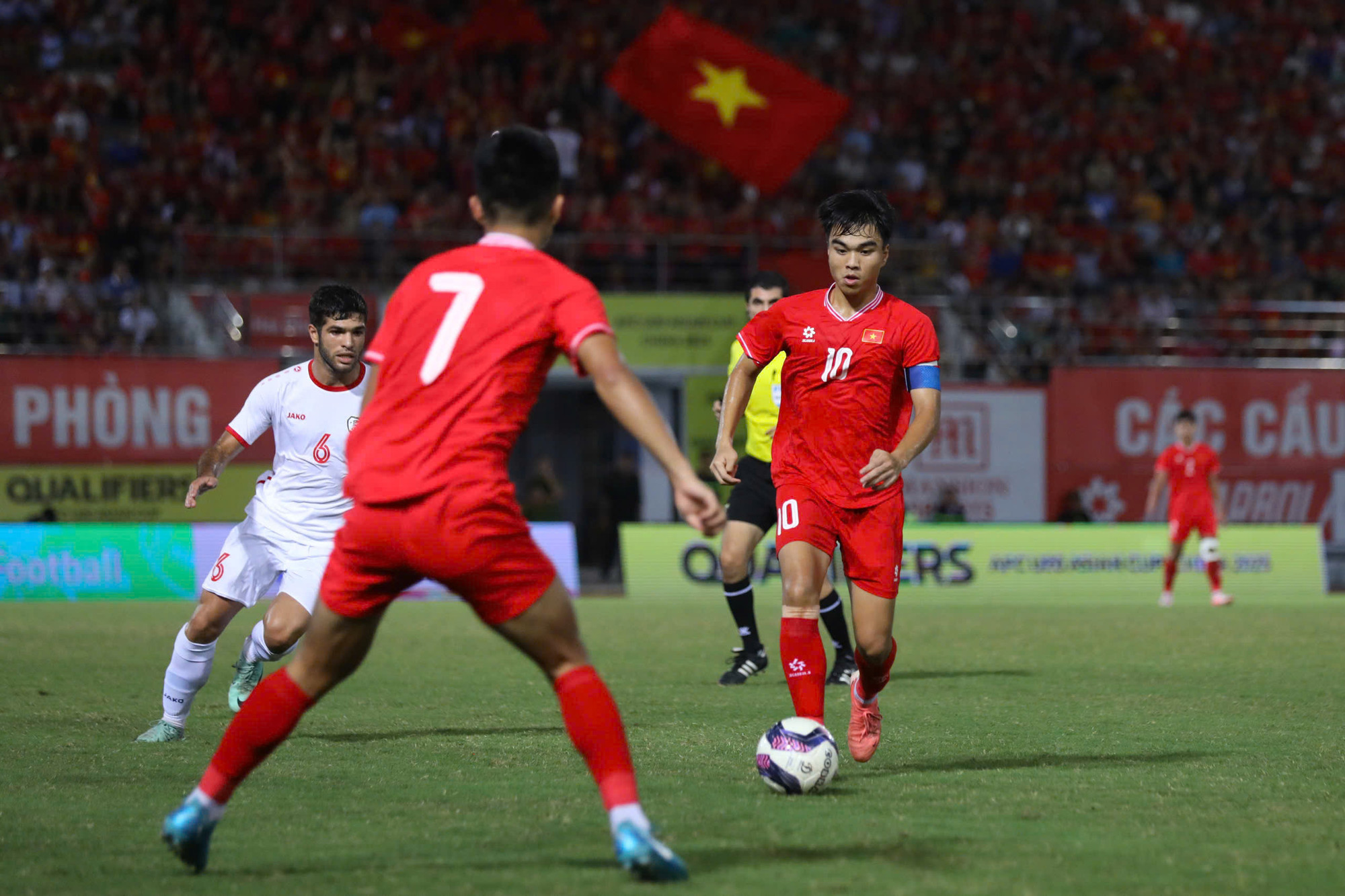 Đội trưởng Công Phương dẫn bóng tấn công.