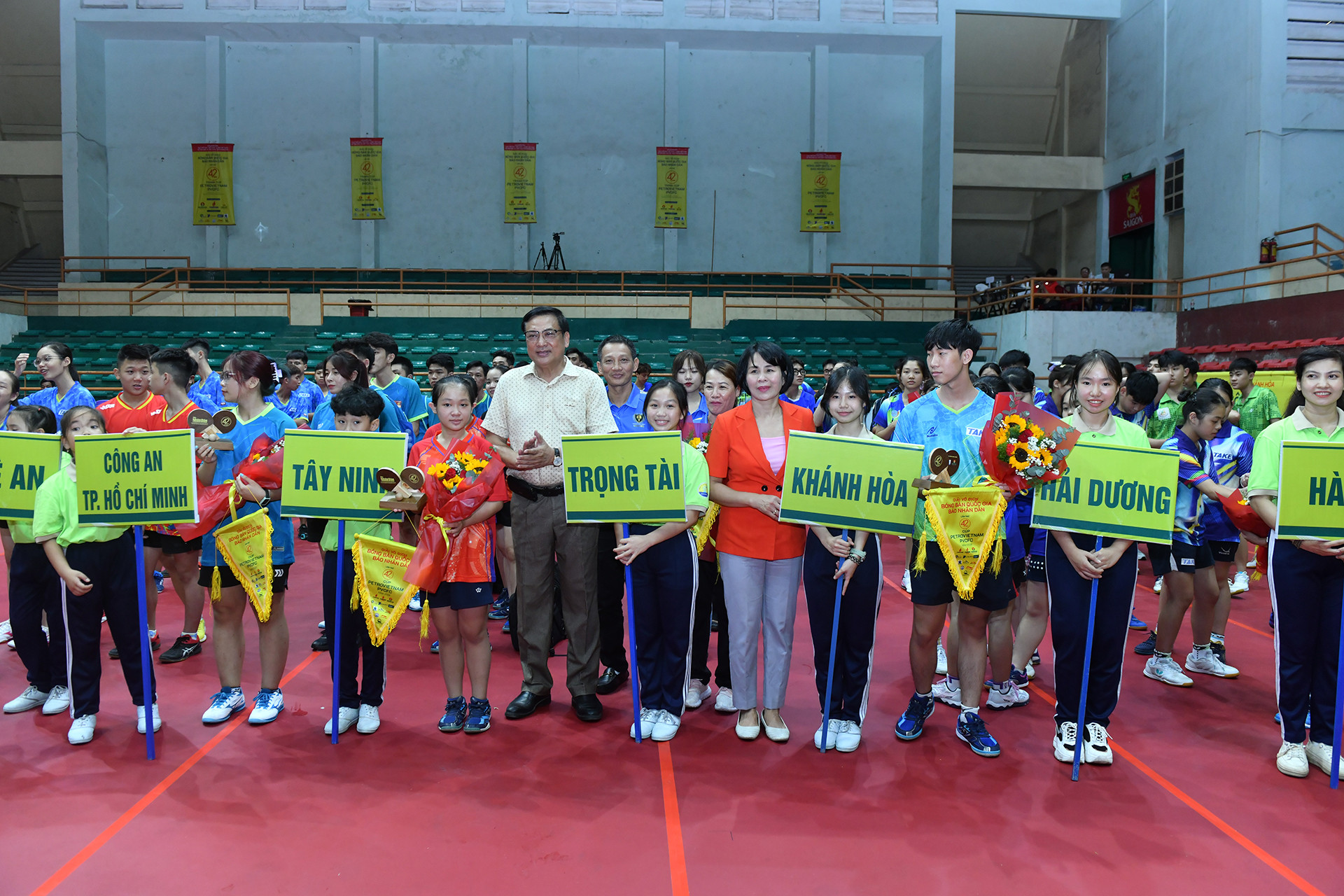 Các đại biểu chụp hình lưu niệm cùng đoàn trọng tài và 17 đoàn tham dự thi đấu.