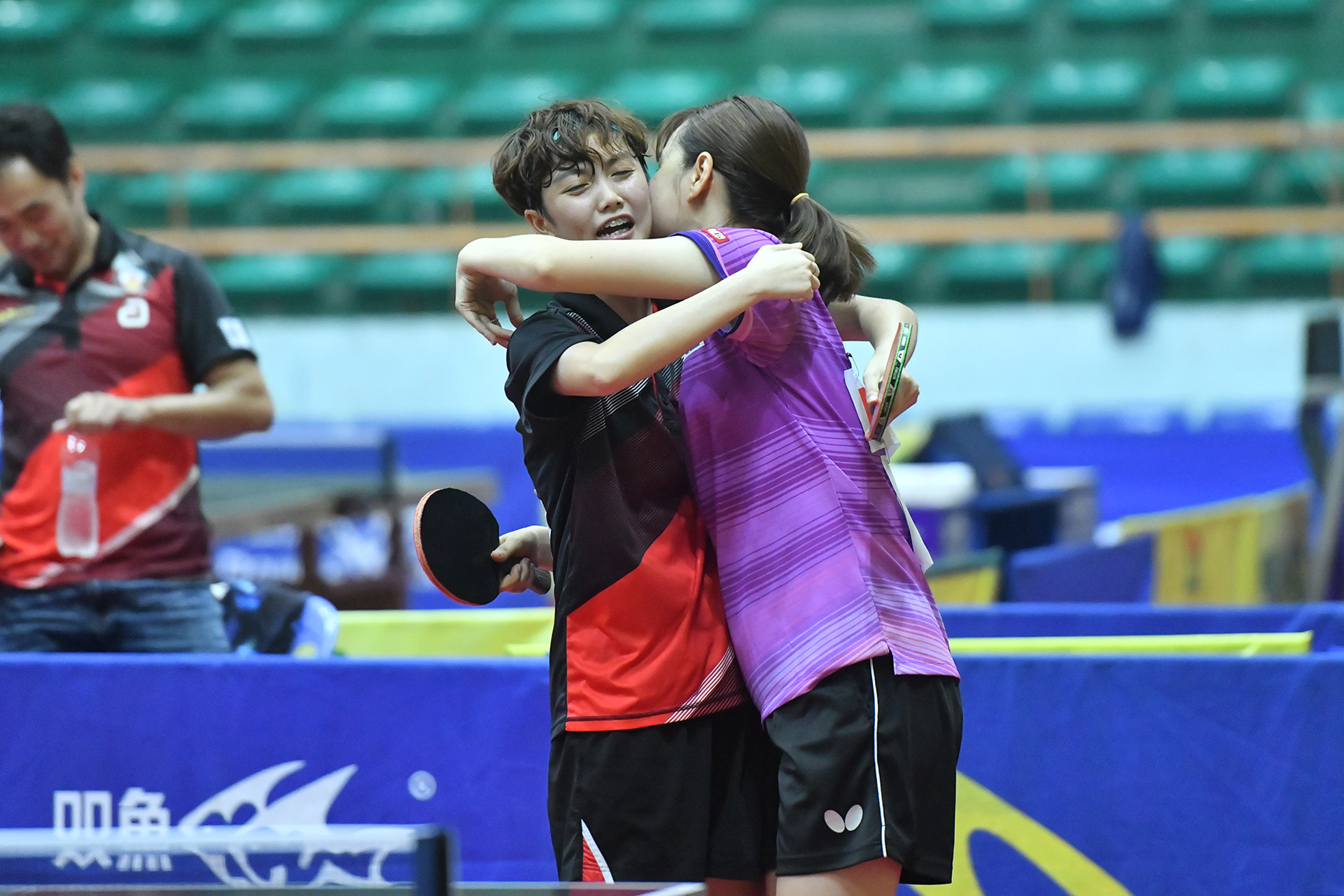 Mai Ngọc và Thị Nga thi đấu ăn ý, thắng liền 3 séc với các tỷ số 14-12, 11-8 và 11-9.